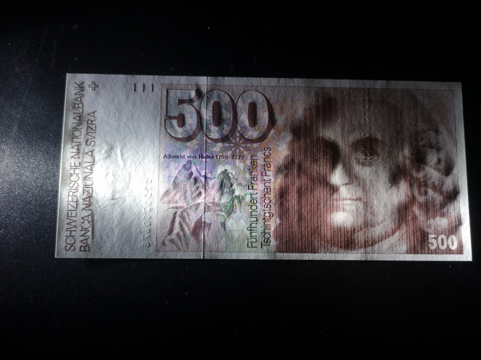 《外钞收藏家》第二百一十一期（欧洲四国精品专场） 瑞士1992年500 法郎	P-58 全新UNC 品相绝 居中好