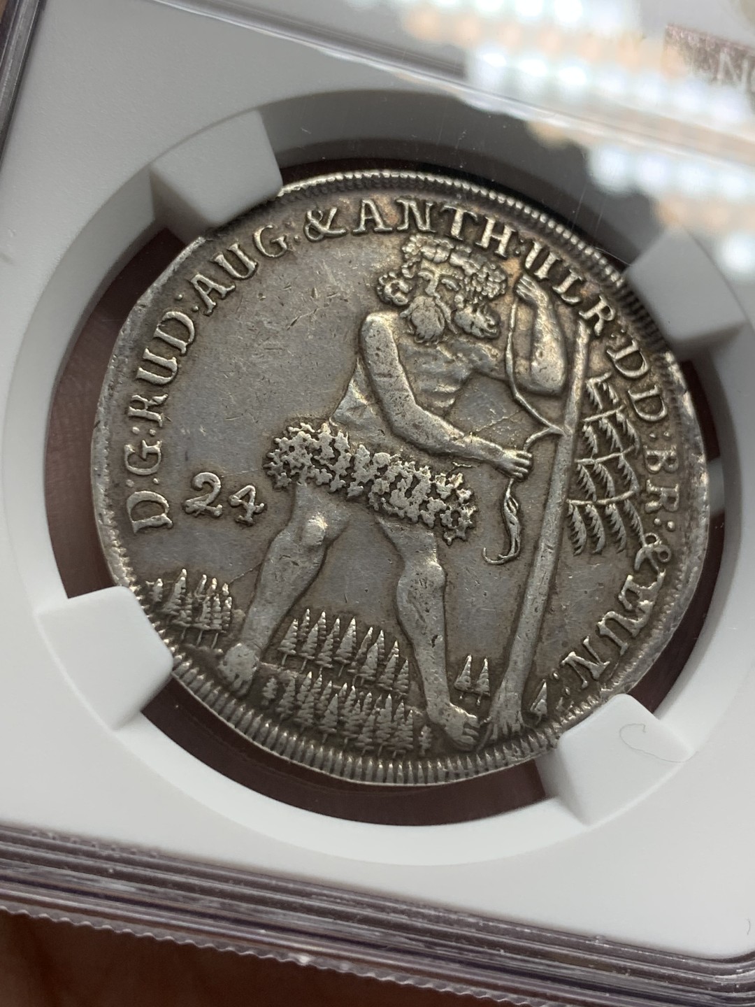 《竞宝斋》第109场-周日，周一 ，周四3场连拍（全场包邮） 唯一冠军分 NGC-XF45 德国不伦瑞克野人 1699年 24M银币 传世老包浆 稀少品种