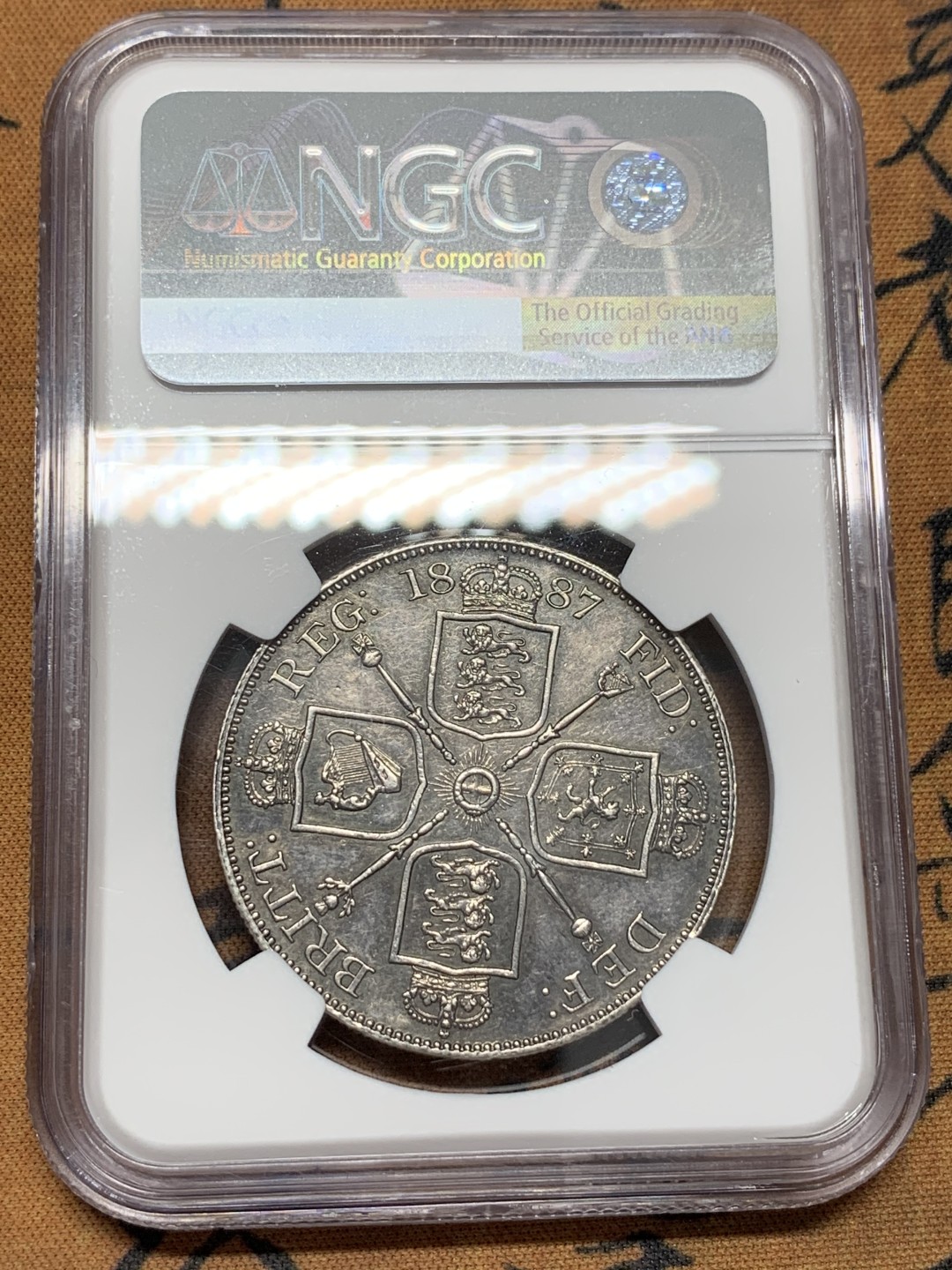 《竞宝斋》第109场-周日，周一 ，周四3场连拍（全场包邮） NGC AU评级 英国 1887年 维多利亚 高冠 双福林=4先令 大银币 双面均匀深色包浆 状态不错