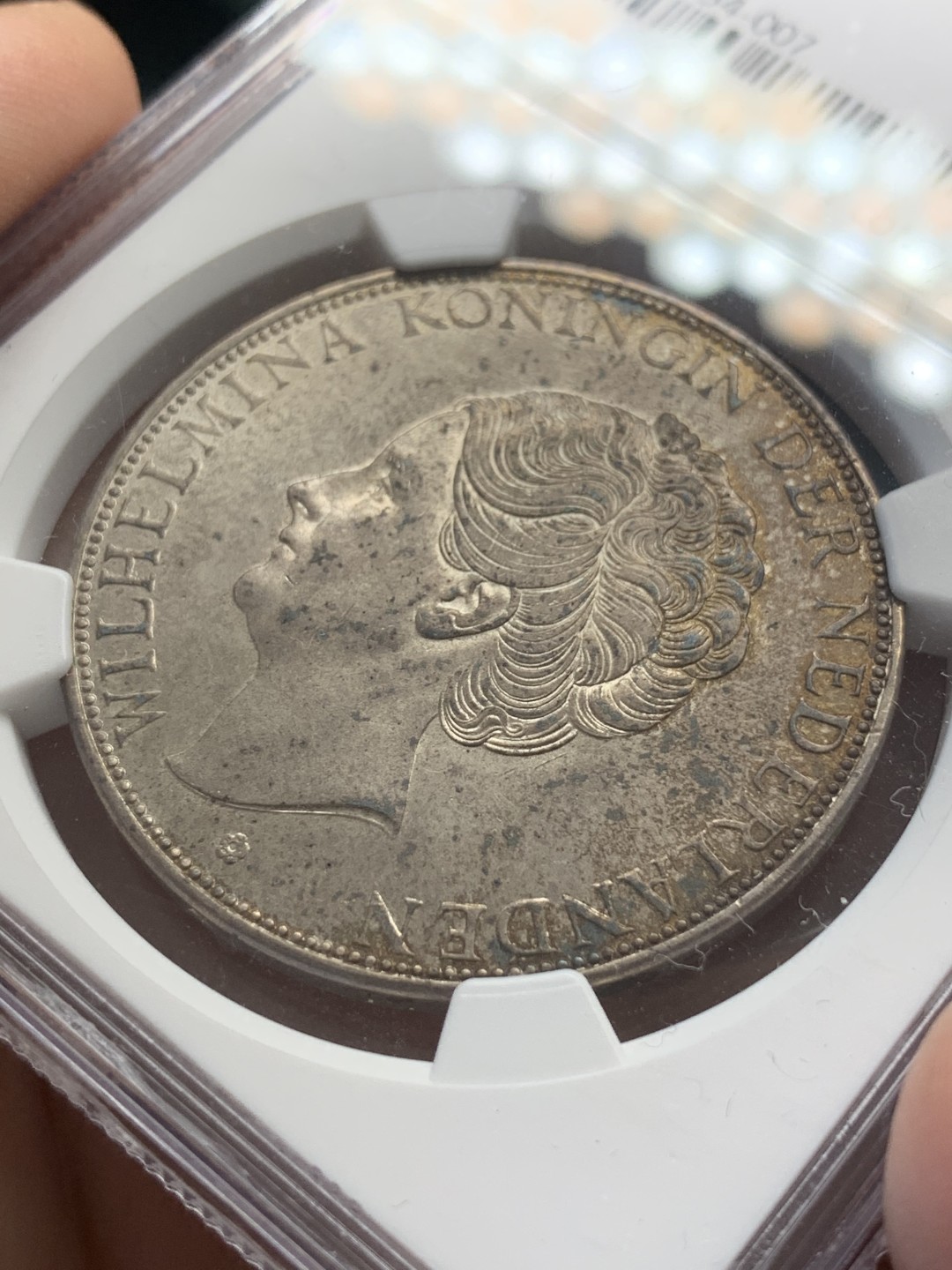 《竞宝斋》第109场-周日，周一 ，周四3场连拍（全场包邮） 季军分 NGC-MS62 荷兰 1933年 威廉明娜女王 2.5盾大银币 转光明显 包浆深邃 浮雕细腻 面容生动