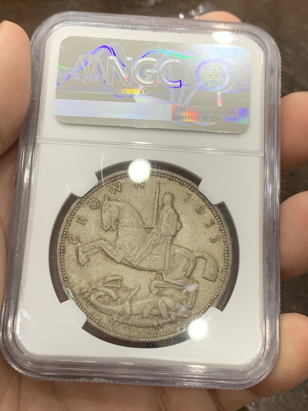 《竞宝斋》第109场-周日，周一 ，周四3场连拍（全场包邮） NGC-MS64 英国 1935年 1克朗 乔五木马剑银币 丝绸转光，原味无洗，国外价格显著上涨，英系必备品种