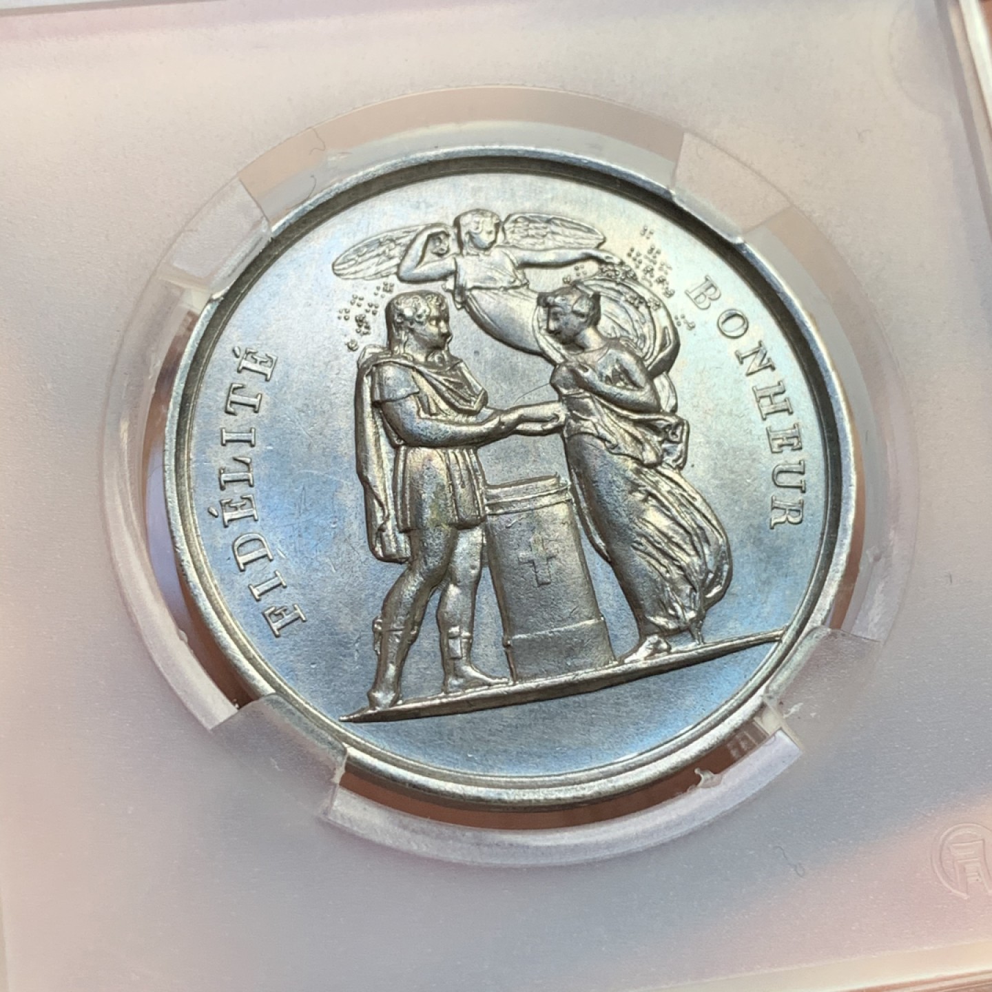 《竞宝斋》第109场-周日，周一 ，周四3场连拍（全场包邮） 1845-1860年法国结婚银章  重量：15.8g  边铭：手指银标  直径：33mm    相对较少的一款婚章，谁能拒绝一位小天使呢？细节见图