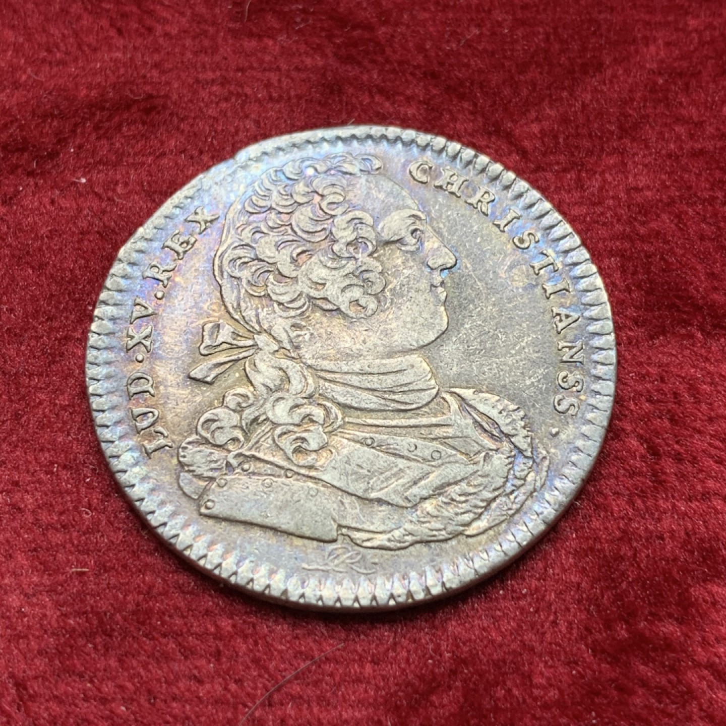 《竞宝斋》第109场-周日，周一 ，周四3场连拍（全场包邮） 法国 1733 早期圆形jeton银币 环五彩状态，路易十五国王头像，基督徒