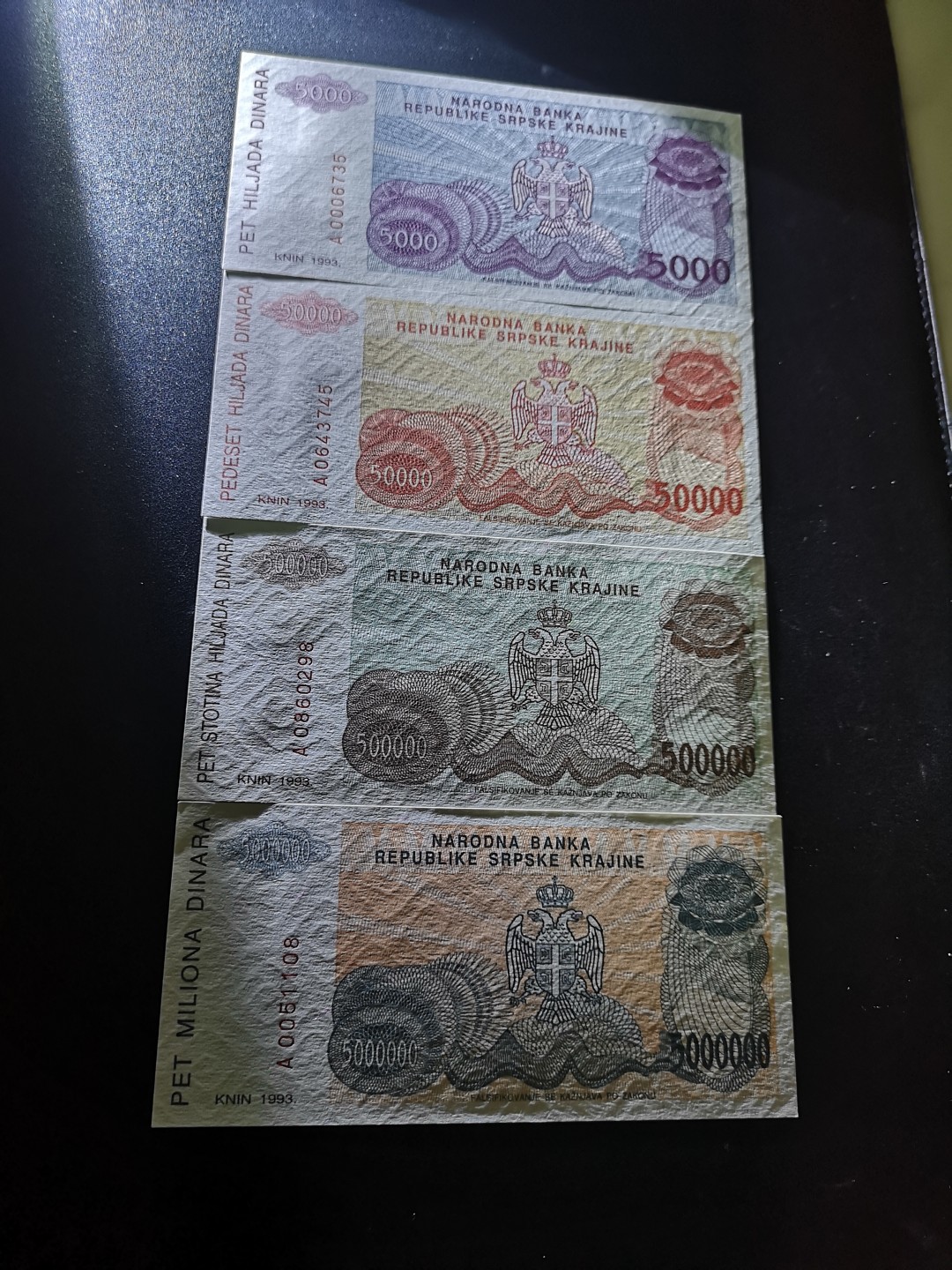 《外钞收藏家》第二百一十一期（欧洲四国精品专场） 克罗地亚塞族克拉伊纳共和国		1993年城堡版5千、5万、50万、500万第纳尔共4枚 全新 其中一张有一个潮癍点