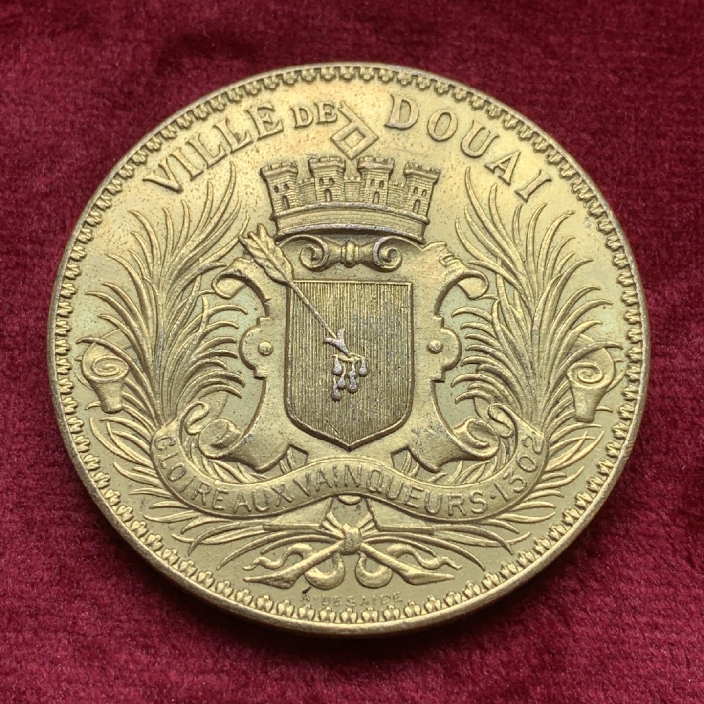 《竞宝斋》第109场-周日，周一 ，周四3场连拍（全场包邮） 法国19世纪铜章，杜埃城市徽章，正面胜利者的荣誉，镀金铜章A类，边铭丰饶角BR，重量41.15g，直径45mm
