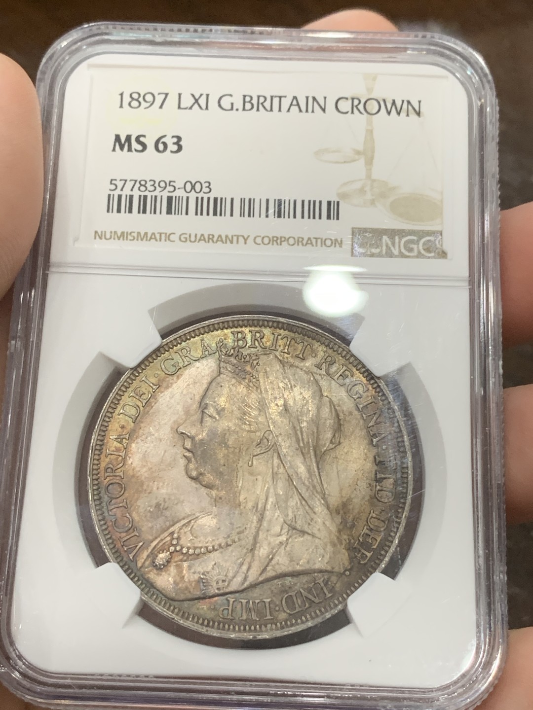 《竞宝斋》第109场-周日，周一 ，周四3场连拍（全场包邮） NGC MS63 英国 1897年 维多利亚 披纱版 马剑克朗大银币 五彩包浆 脸蛋圆圆 比较少的年份 状态好