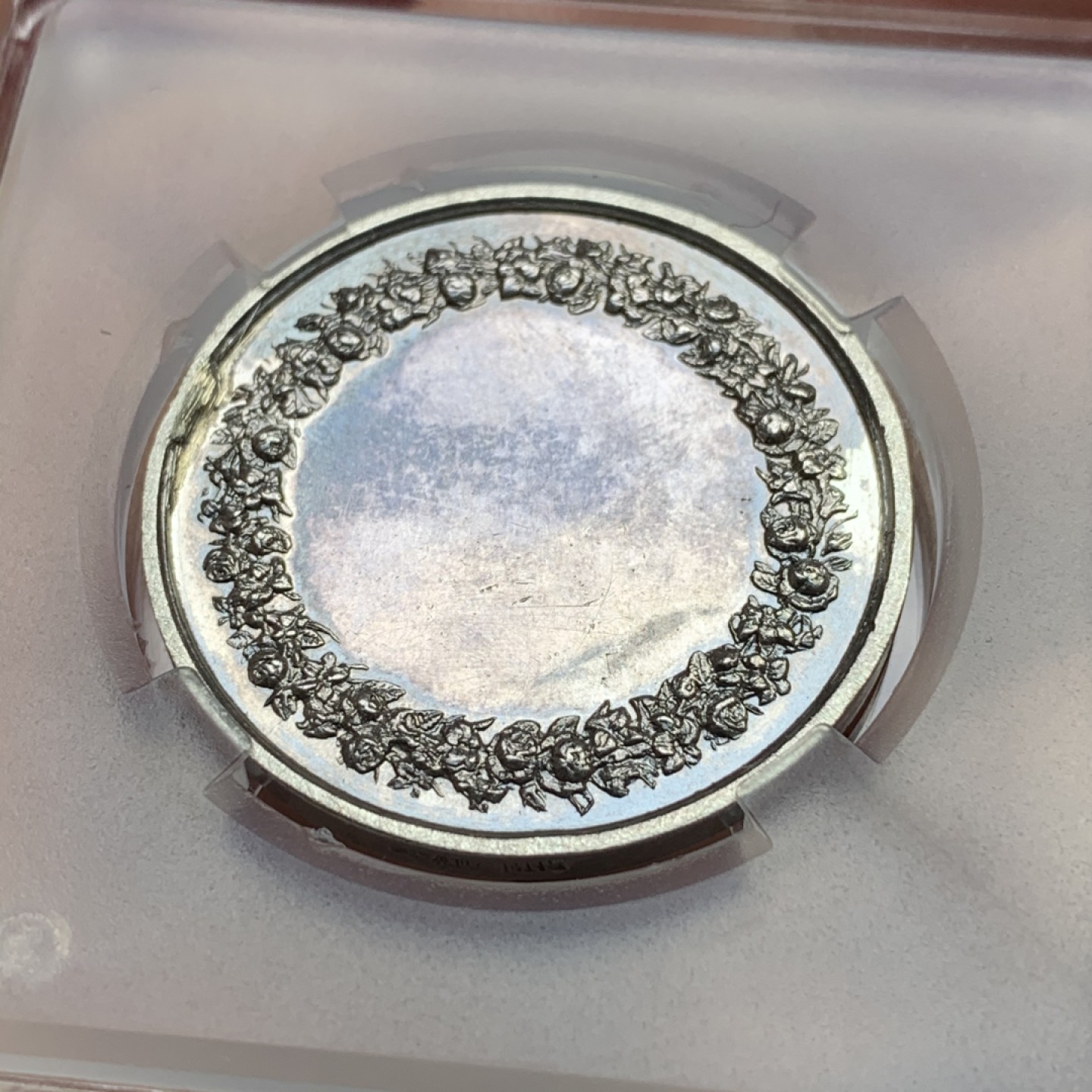 《竞宝斋》第109场-周日，周一 ，周四3场连拍（全场包邮） 1845-1860年法国结婚银章  重量：15.8g  边铭：手指银标  直径：33mm    相对较少的一款婚章，谁能拒绝一位小天使呢？细节见图