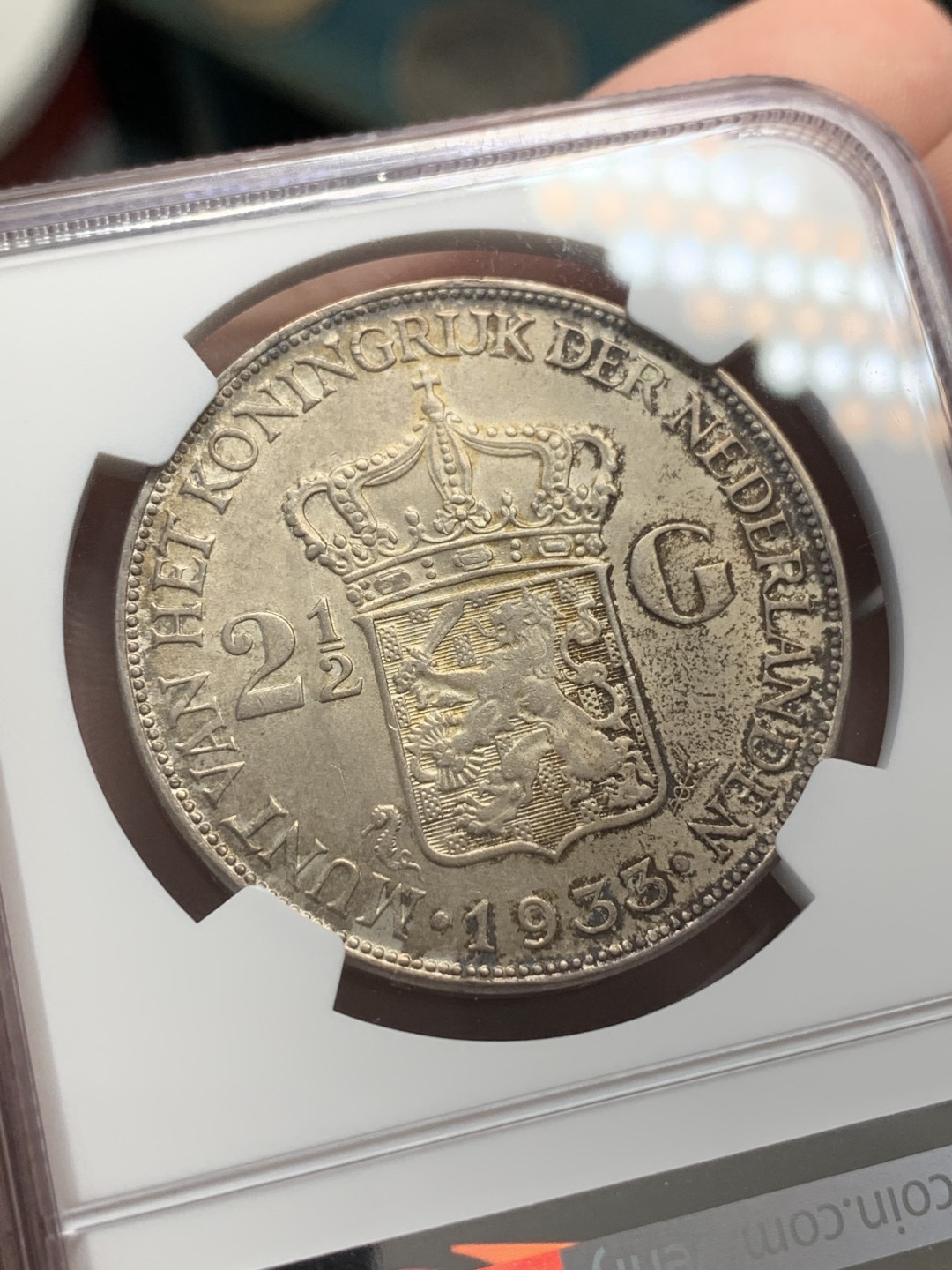 《竞宝斋》第109场-周日，周一 ，周四3场连拍（全场包邮） 季军分 NGC-MS62 荷兰 1933年 威廉明娜女王 2.5盾大银币 转光明显 包浆深邃 浮雕细腻 面容生动