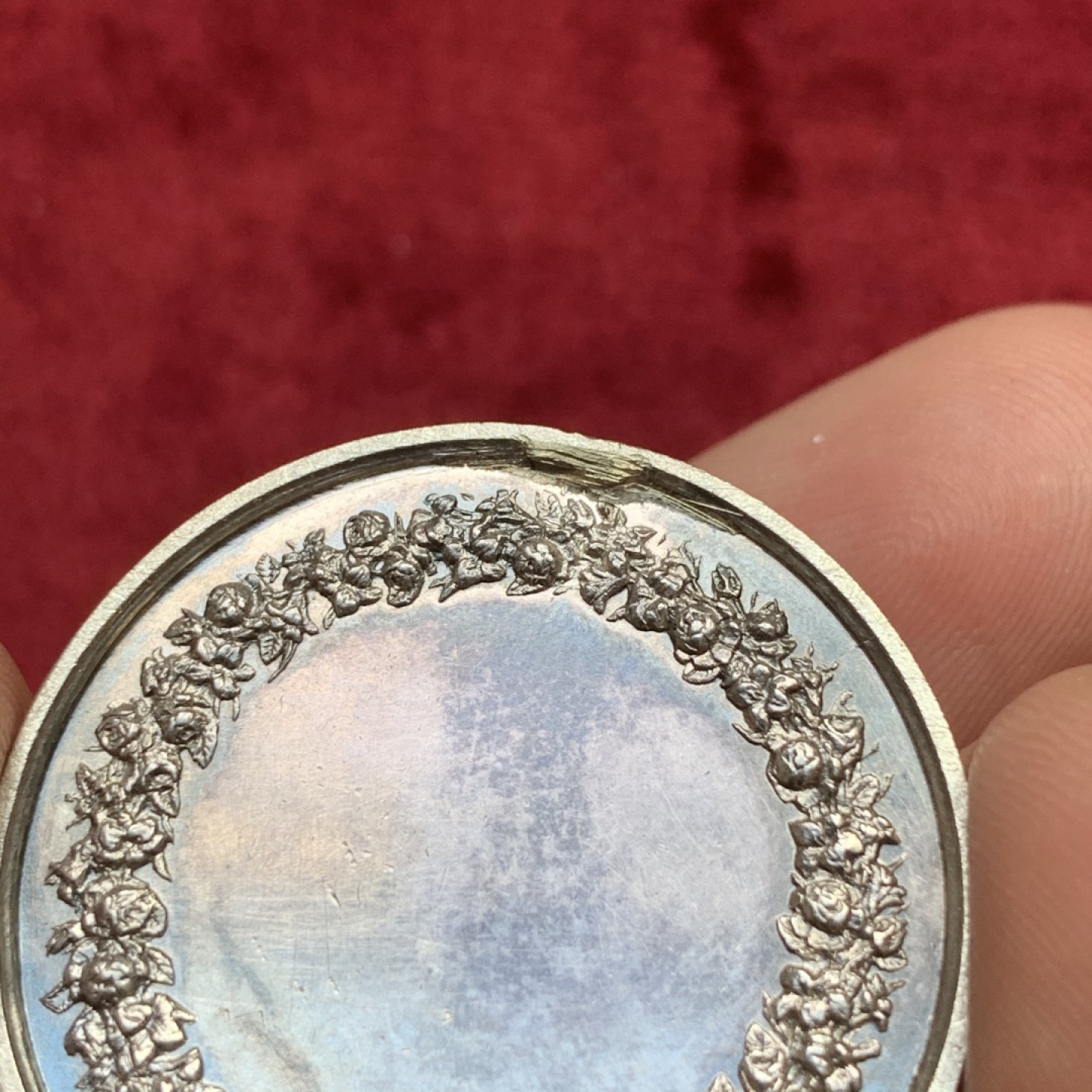 《竞宝斋》第109场-周日，周一 ，周四3场连拍（全场包邮） 1845-1860年法国结婚银章  重量：15.8g  边铭：手指银标  直径：33mm    相对较少的一款婚章，谁能拒绝一位小天使呢？细节见图