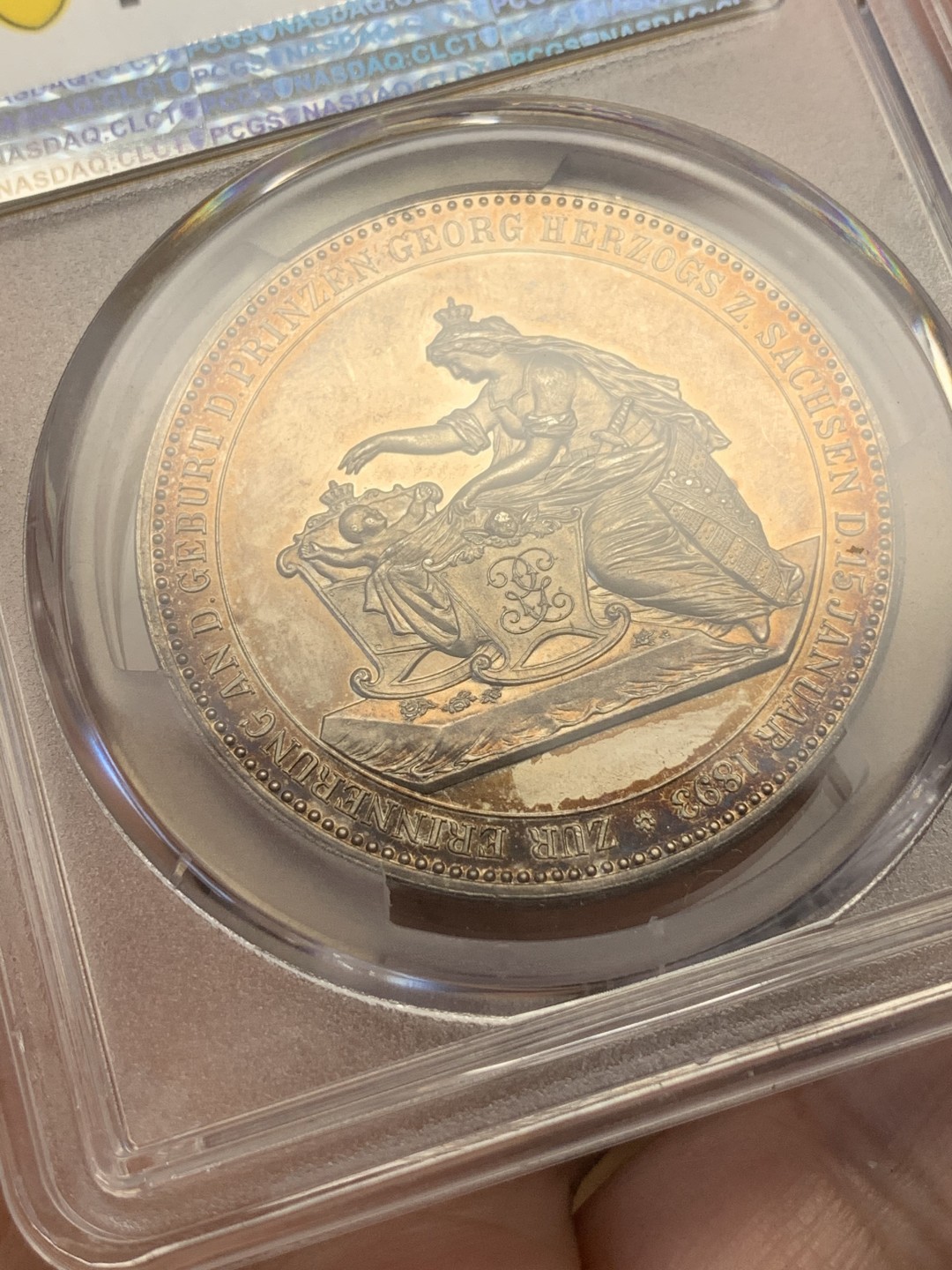 《竞宝斋》第109场-周日，周一 ，周四3场连拍（全场包邮） 唯一冠军分 PCGS MS63 德国萨克森末代国王弗雷德里希.奥古斯都三世和妻子托斯卡纳公主路易斯双人像，背面他们的孩子萨克森王储弗雷德里希.格奥尔格1893年1月15日出生纪念