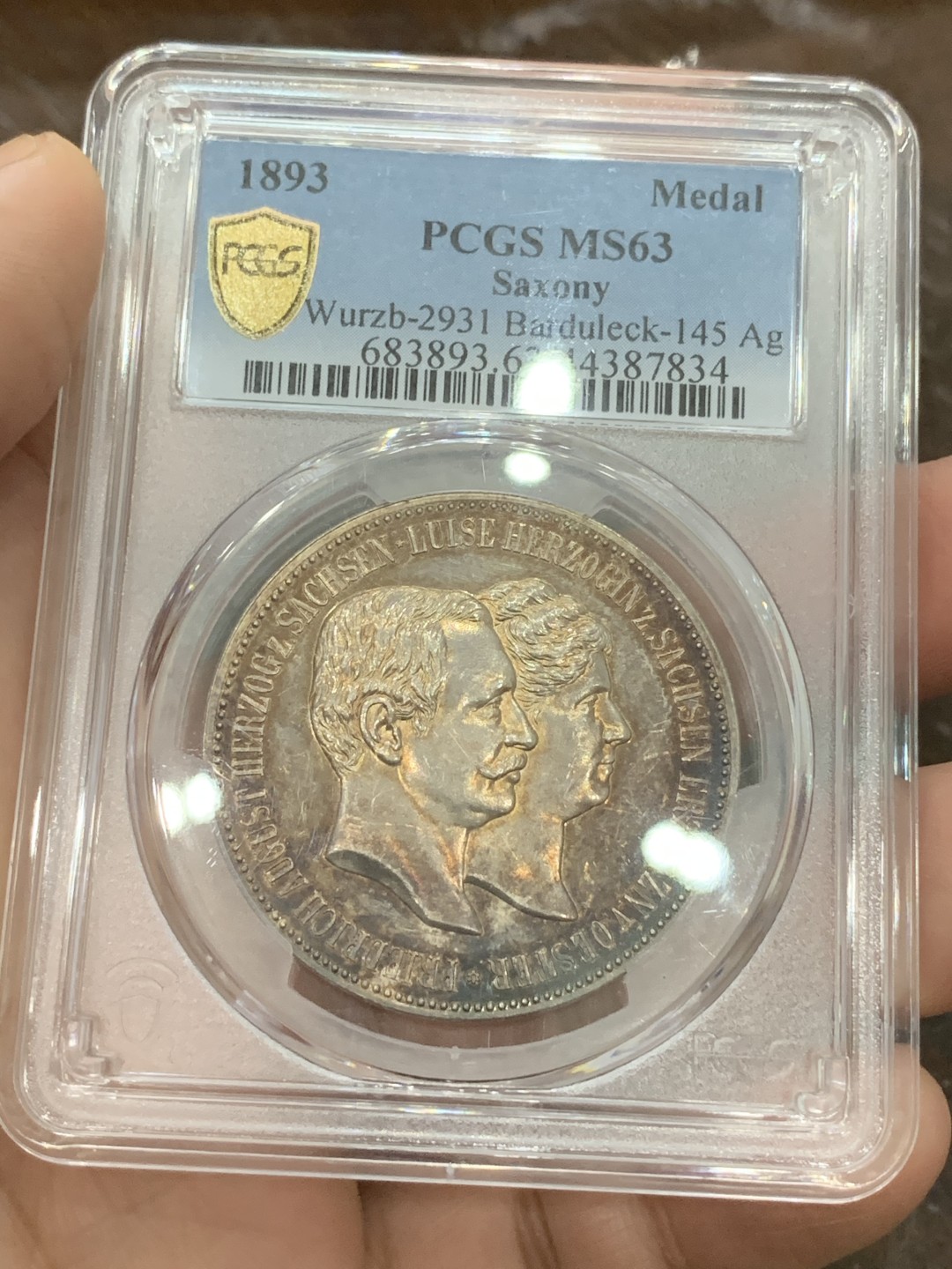 《竞宝斋》第109场-周日，周一 ，周四3场连拍（全场包邮） 唯一冠军分 PCGS MS63 德国萨克森末代国王弗雷德里希.奥古斯都三世和妻子托斯卡纳公主路易斯双人像，背面他们的孩子萨克森王储弗雷德里希.格奥尔格1893年1月15日出生纪念