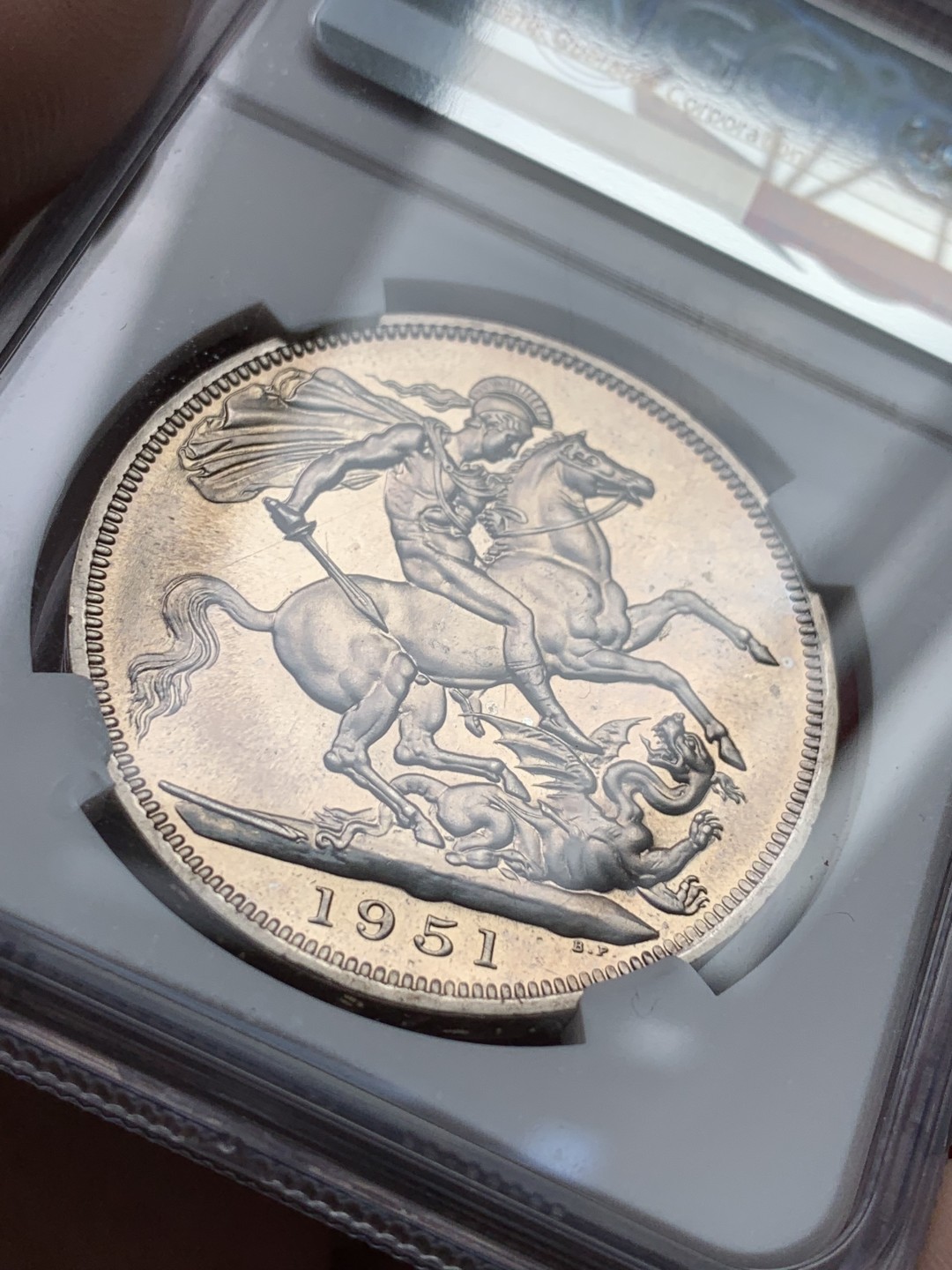 《竞宝斋》第109场-周日，周一 ，周四3场连拍（全场包邮） NGC-PL63 英国 1951年 1克朗 乔六镍马剑类精制币  ，带绿色原盒与证书