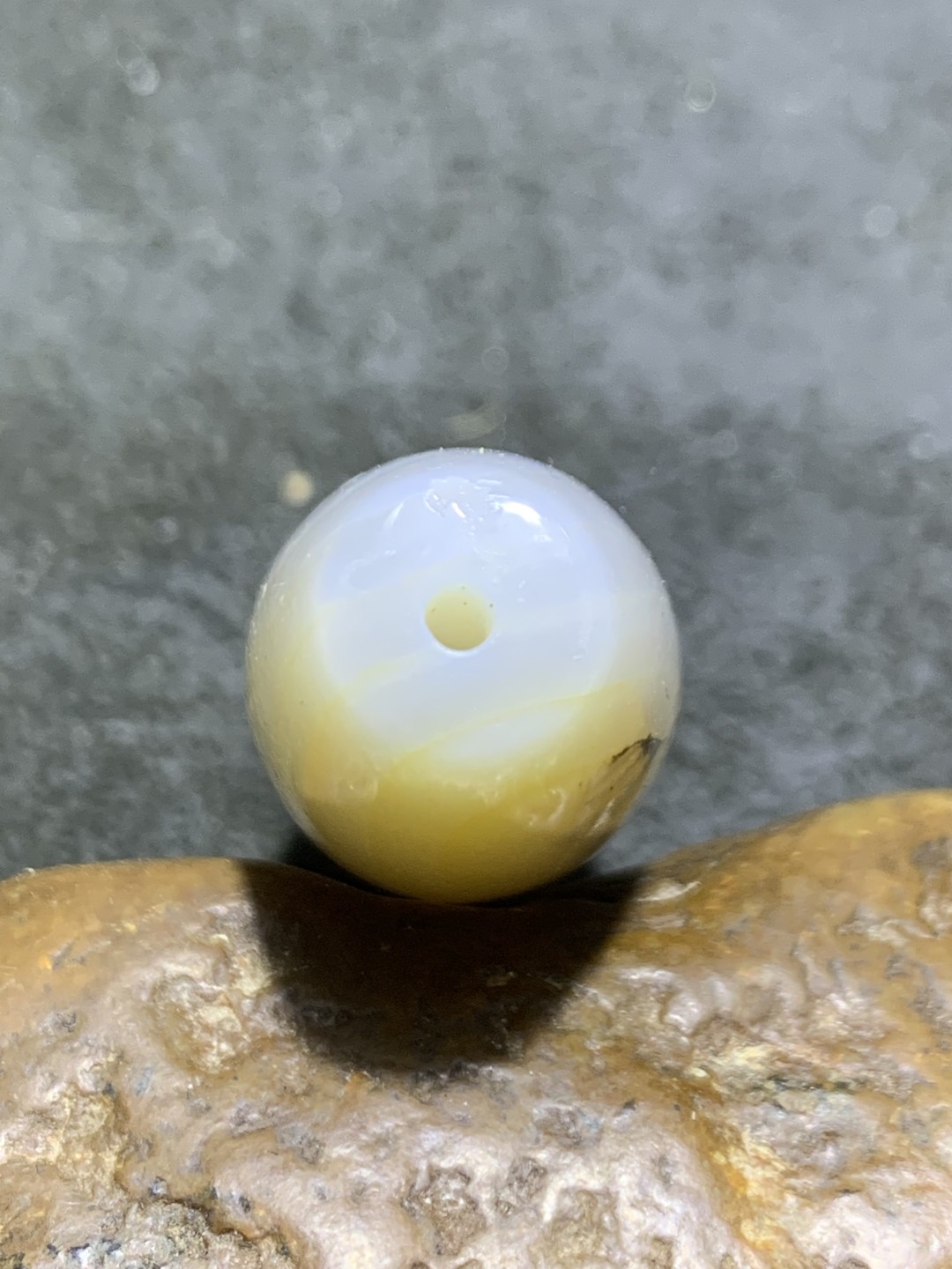 精美马达加斯加草花纹海洋玉髓桶珠一颗，