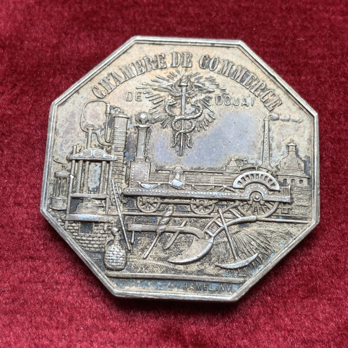 《竞宝斋》第109场-周日，周一 ，周四3场连拍（全场包邮） 法国 1880-1898年 DOUAI 商会银质 八角代币 精细雕刻 深彩包浆 难得品种 13.1克 对边31.1mm 丰饶角银标