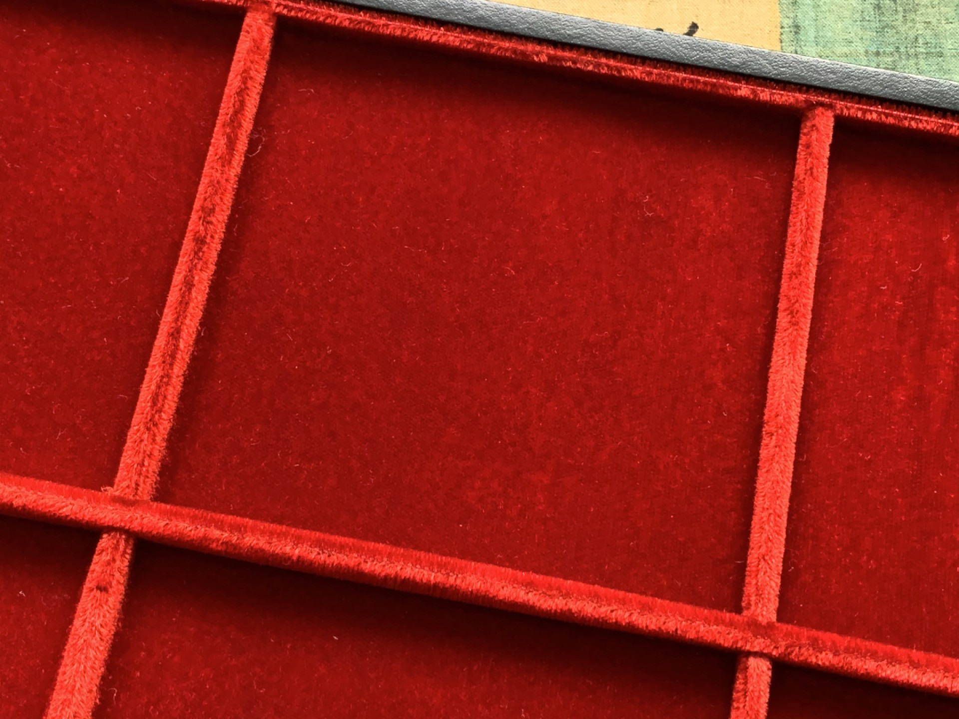 《竞宝斋》第109场-周日，周一 ，周四3场连拍（全场包邮） 意大利 ABAFIL 鉴定托盘 钱币收纳品中的战斗机 长335mm，宽220mm，厚16mm 单隔长宽约100mm 无盖