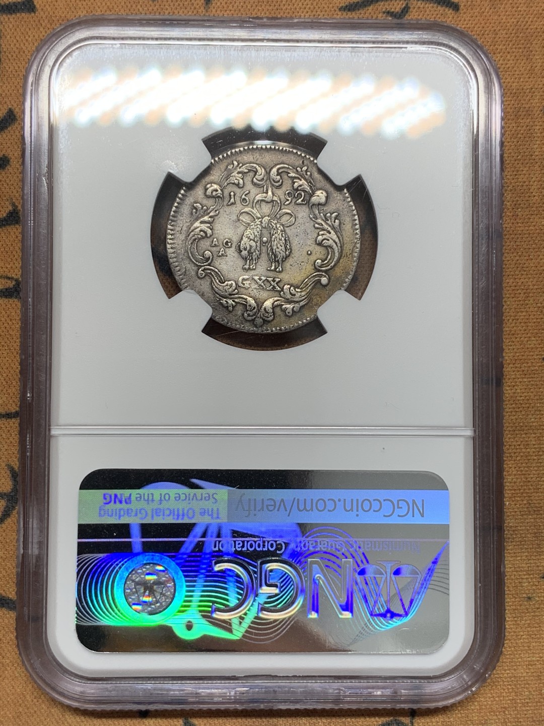 《竞宝斋》第109场-周日，周一 ，周四3场连拍（全场包邮） NGC-XF1692年意大利那不勒斯王国西班牙卡罗二世20格兰纳银币 极少品
