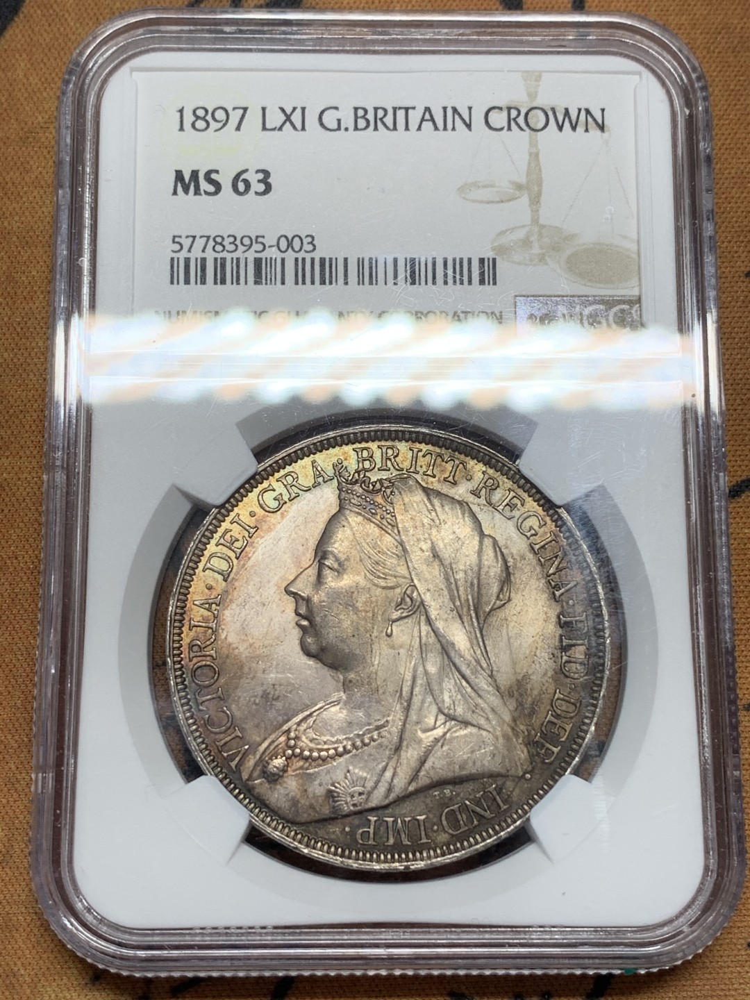 《竞宝斋》第109场-周日，周一 ，周四3场连拍（全场包邮） NGC MS63 英国 1897年 维多利亚 披纱版 马剑克朗大银币 五彩包浆 脸蛋圆圆 比较少的年份 状态好