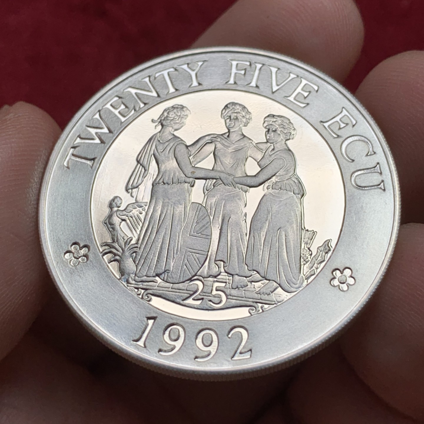 《竞宝斋》第109场-周日，周一 ，周四3场连拍（全场包邮） 英国 1992年 25ECU精制大银，38mm大尺寸，美惠三女神。欧元的前身。试铸样币