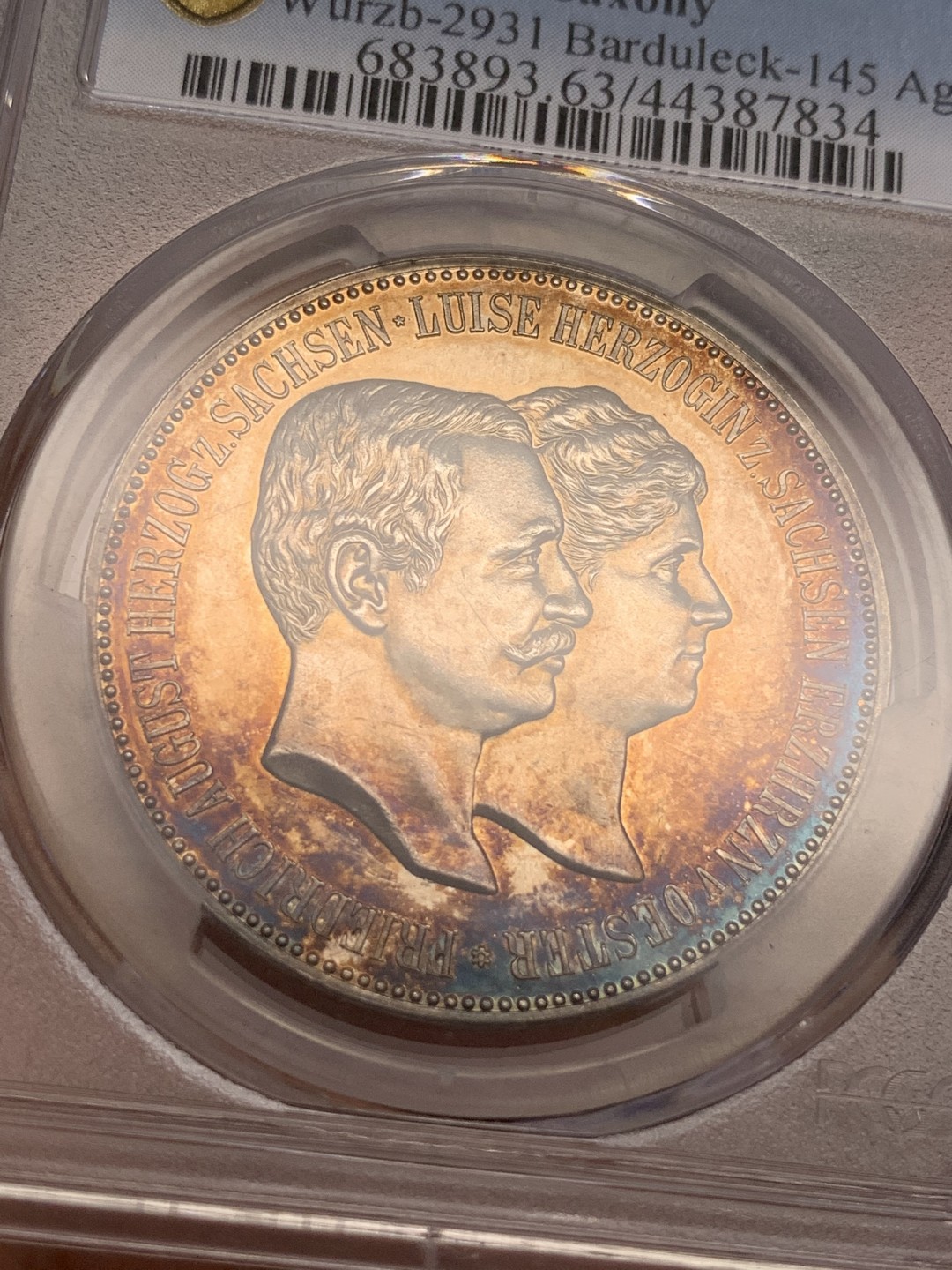 《竞宝斋》第109场-周日，周一 ，周四3场连拍（全场包邮） 唯一冠军分 PCGS MS63 德国萨克森末代国王弗雷德里希.奥古斯都三世和妻子托斯卡纳公主路易斯双人像，背面他们的孩子萨克森王储弗雷德里希.格奥尔格1893年1月15日出生纪念