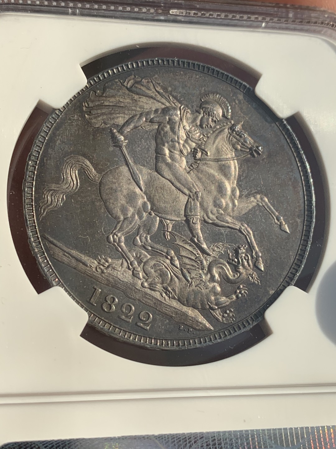 《竞宝斋》第109场-周日，周一 ，周四3场连拍（全场包邮） NGC MS63 英国 1822年 乔四 克朗银币 PL 底板 双面均匀深色包浆 状态好于分数 63分未见最近拍卖记录 2022年62分2.9W成交 高分相对价高很多