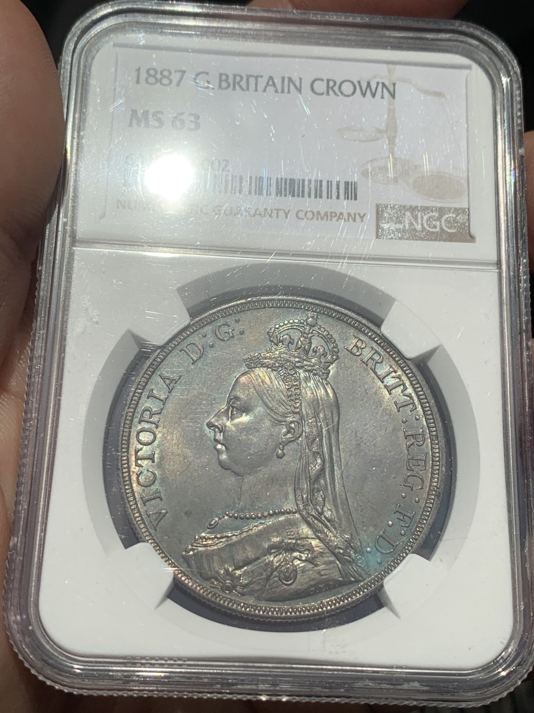 《竞宝斋》第109场-周日，周一 ，周四3场连拍（全场包邮） NGC MS63 英国 1887年 维多利亚 高冠版 马剑克朗大银币 刀锋未磨损 细节极好 金绿色包浆 实为难得