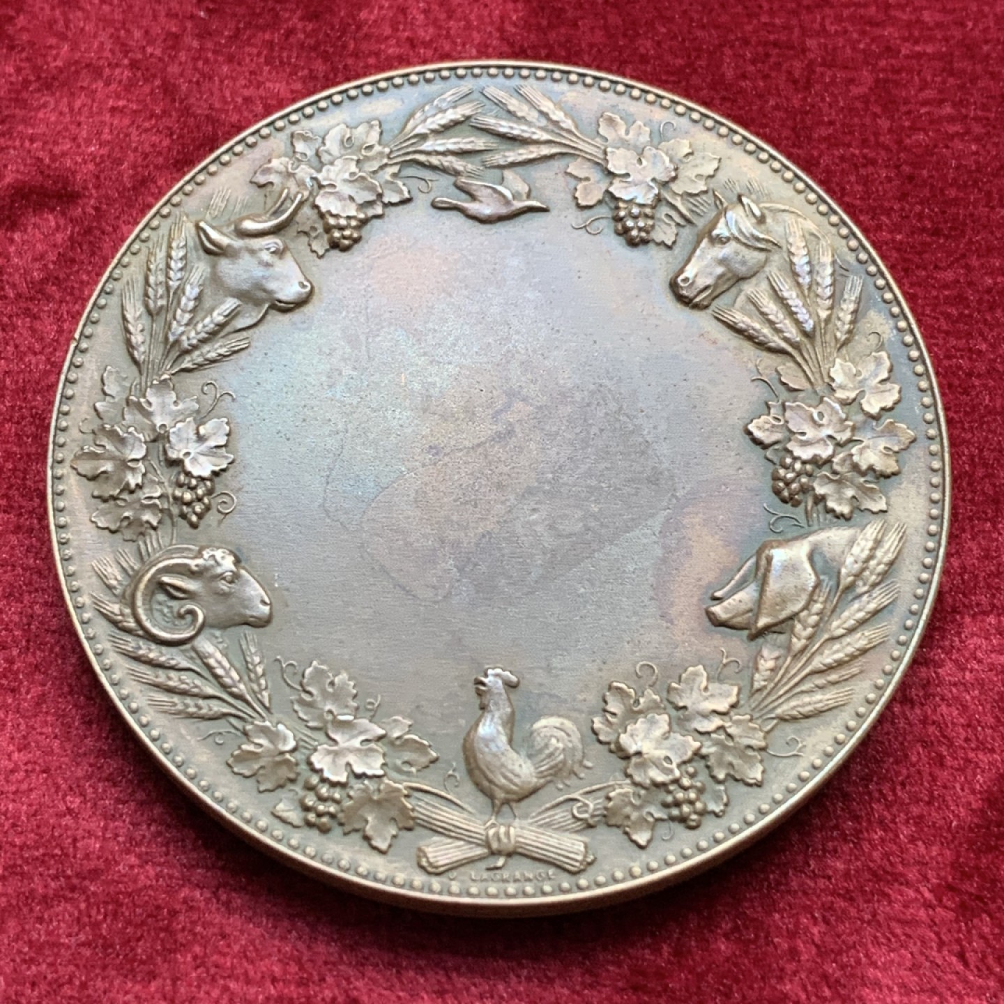 《竞宝斋》第109场-周日，周一 ，周四3场连拍（全场包邮） 法国19世纪铜章，农业主题，行走的人，背畜牧花环，包浆均匀厚重，边铭BR，重量59.53g，直径50mm