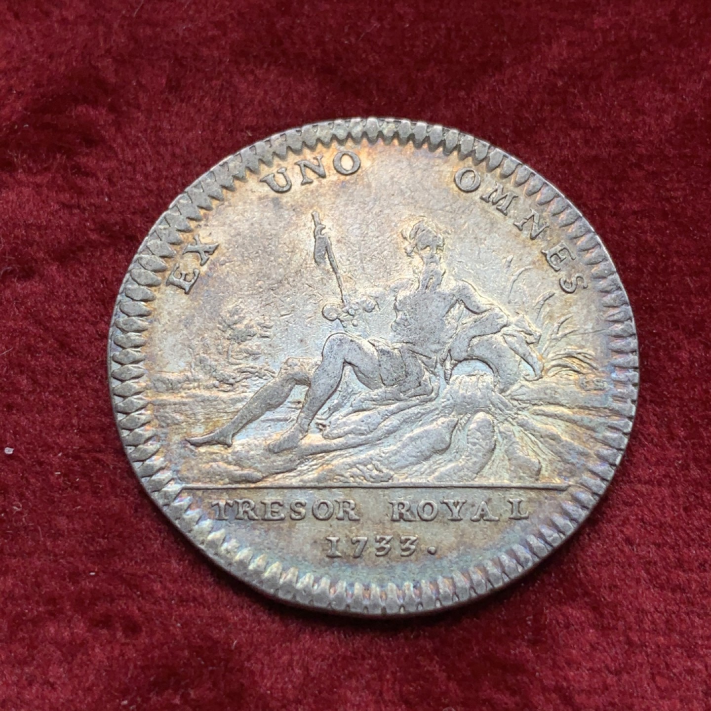 《竞宝斋》第109场-周日，周一 ，周四3场连拍（全场包邮） 法国 1733 早期圆形jeton银币 环五彩状态，路易十五国王头像，基督徒