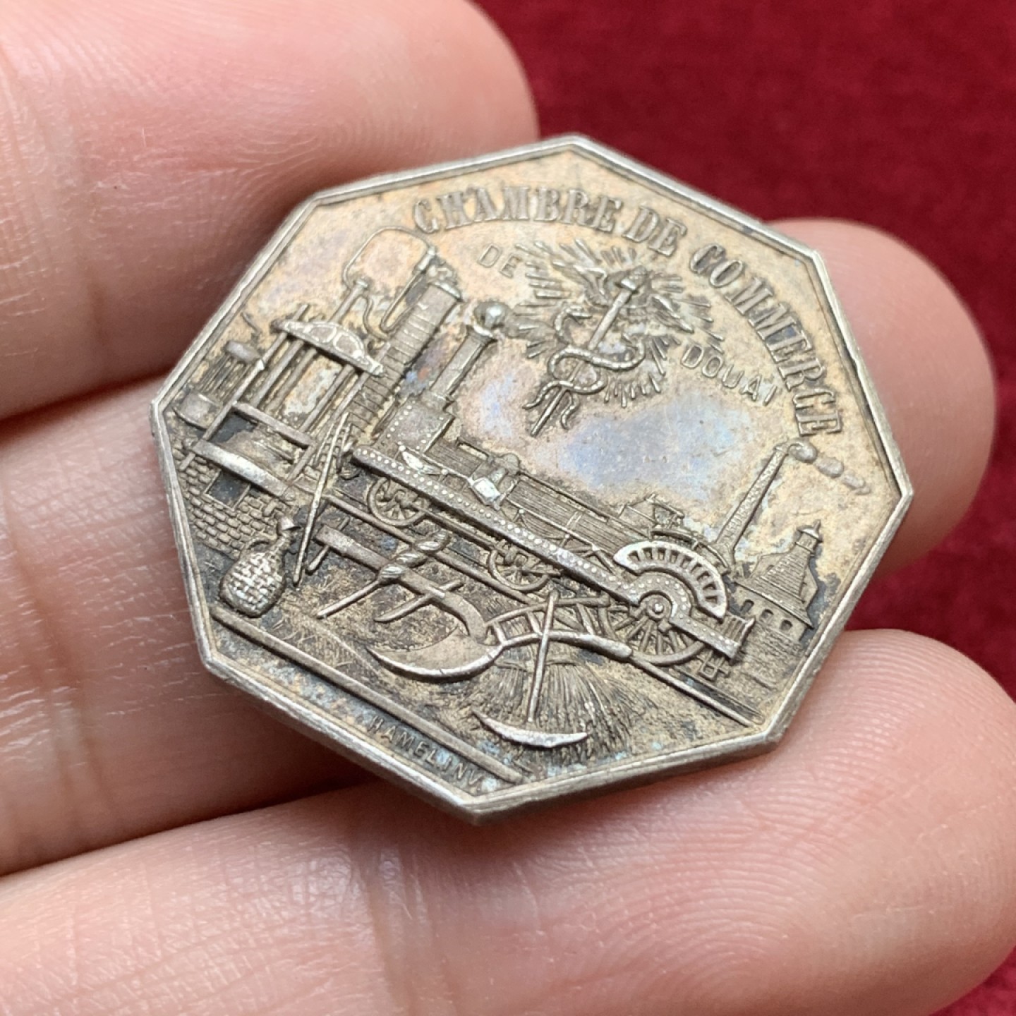 《竞宝斋》第109场-周日，周一 ，周四3场连拍（全场包邮） 法国 1880-1898年 DOUAI 商会银质 八角代币 精细雕刻 深彩包浆 难得品种 13.1克 对边31.1mm 丰饶角银标