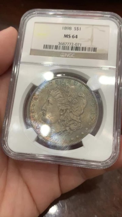 《竞宝斋》第109场-周日，周一 ，周四3场连拍（全场包邮） NGC-MS64 美国 1898年 摩根银币 疑似卷首币 女神面满灰彩 背淡金色环彩