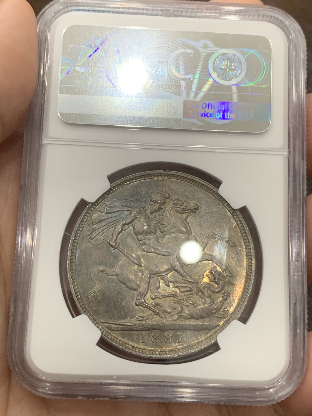 《竞宝斋》第109场-周日，周一 ，周四3场连拍（全场包邮） NGC MS63 英国 1887年 维多利亚 高冠版 马剑克朗大银币 刀锋未磨损 细节极好 金绿色包浆 实为难得