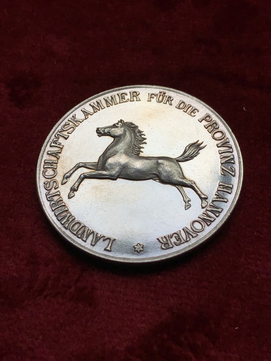 《竞宝斋》第109场-周日，周一 ，周四3场连拍（全场包邮） 德国 20世纪初 汉诺威 镜面原盒大银章40MM 26G 镜面十足 边铭银标