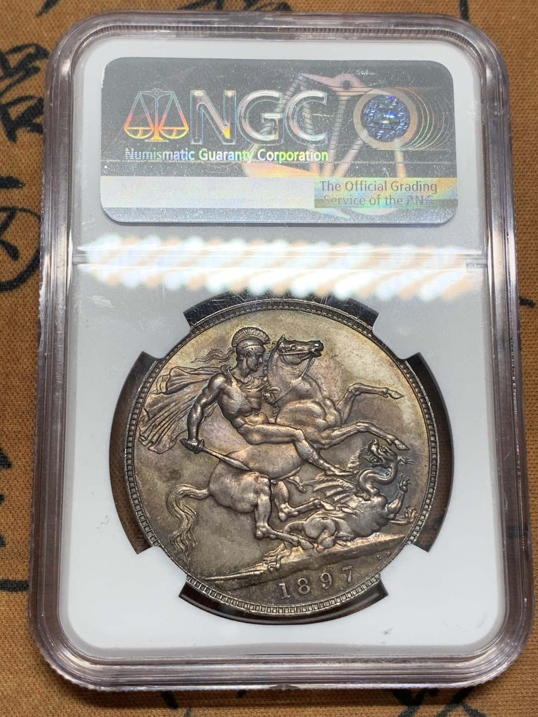 《竞宝斋》第109场-周日，周一 ，周四3场连拍（全场包邮） NGC MS63 英国 1897年 维多利亚 披纱版 马剑克朗大银币 五彩包浆 脸蛋圆圆 比较少的年份 状态好