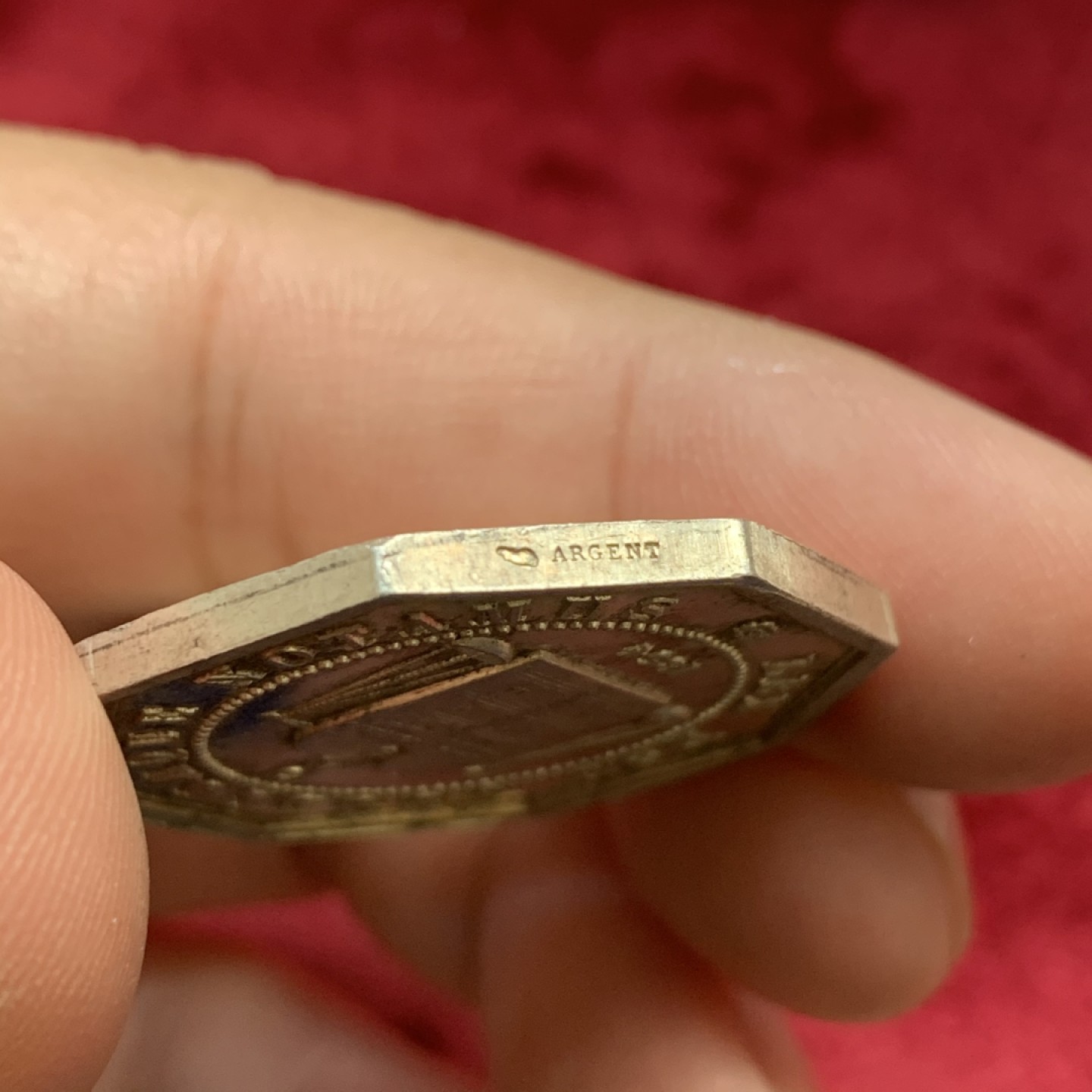 《竞宝斋》第109场-周日，周一 ，周四3场连拍（全场包邮） 1854-1900年间法国公证处八角银制代币unc品相  重量：15.9g  边铭：丰饶角+银标  直径：32mm  