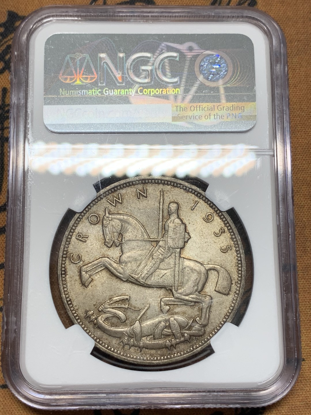 《竞宝斋》第109场-周日，周一 ，周四3场连拍（全场包邮） NGC-MS64 英国 1935年 1克朗 乔五木马剑银币 丝绸转光，原味无洗，国外价格显著上涨，英系必备品种