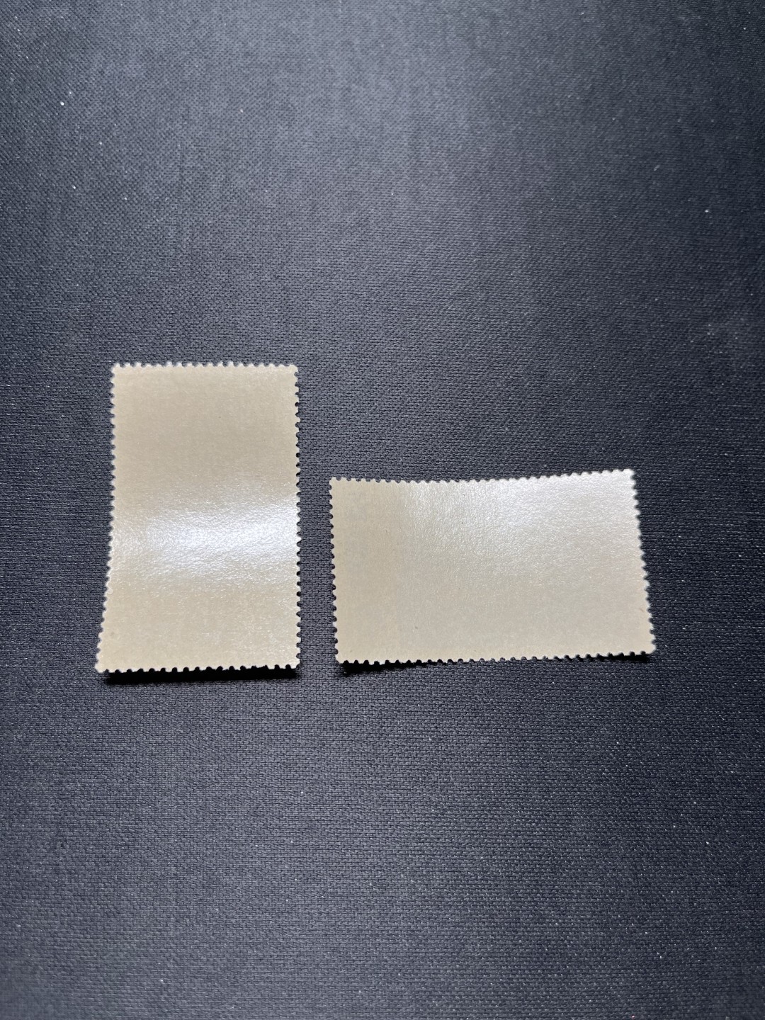洪涛臻品 精选邮票限时拍卖第六十四期 纪95十月革命新全，出自老藏家之手，全品，2-2一角的齿尖极其轻微软折(见5图），别无任何瑕疵。胶特别的润《极致润胶》，这个票全品非常少，北上广市场上也难找到能评级的全品货，此套票的品相ASG评级分数不低于85分，包OG。比某涌网上所谓的全品强太多了，老纪特精品票，高价票，喜欢的老板不要错过。末图价格做参考