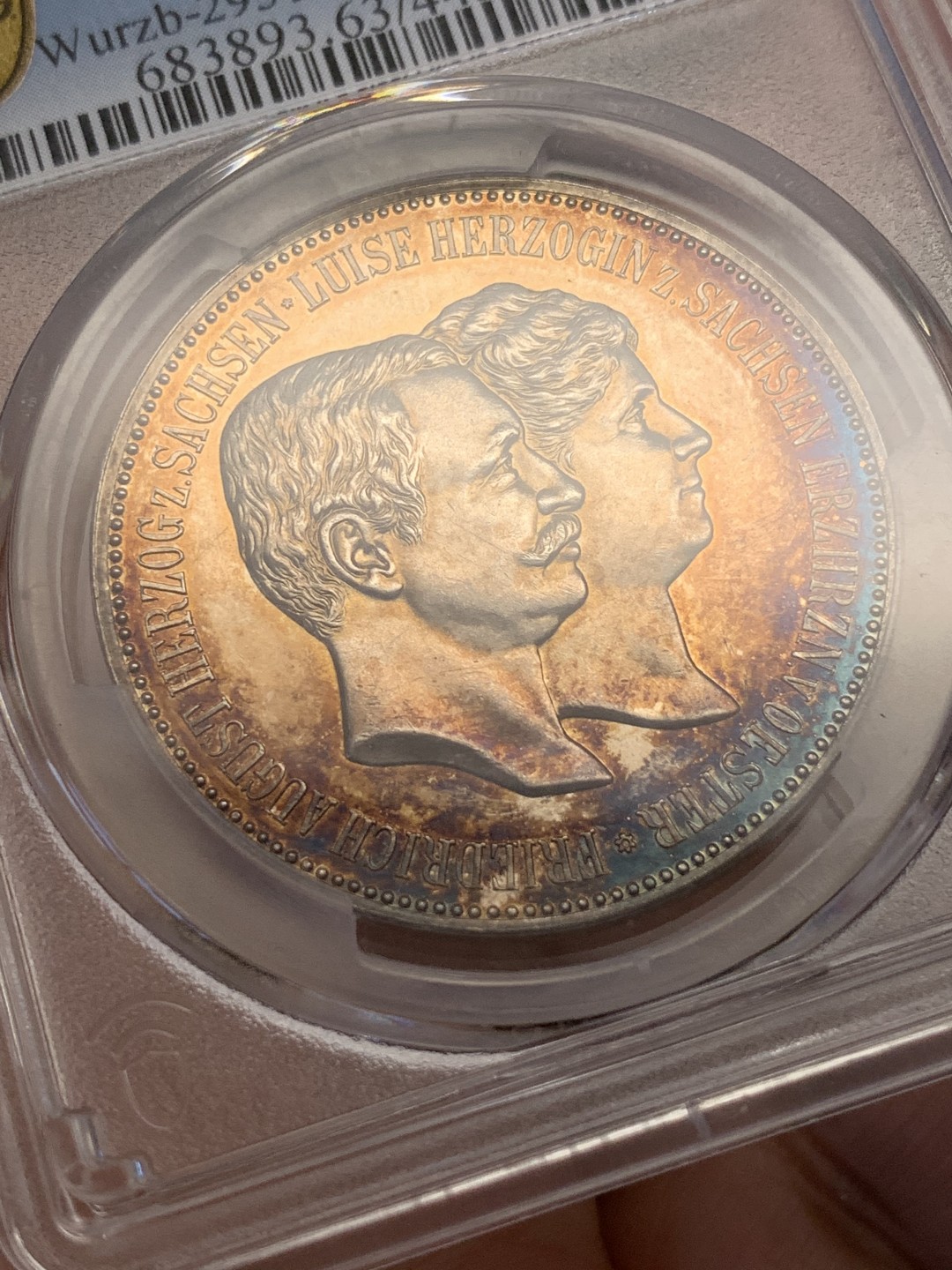 《竞宝斋》第109场-周日，周一 ，周四3场连拍（全场包邮） 唯一冠军分 PCGS MS63 德国萨克森末代国王弗雷德里希.奥古斯都三世和妻子托斯卡纳公主路易斯双人像，背面他们的孩子萨克森王储弗雷德里希.格奥尔格1893年1月15日出生纪念