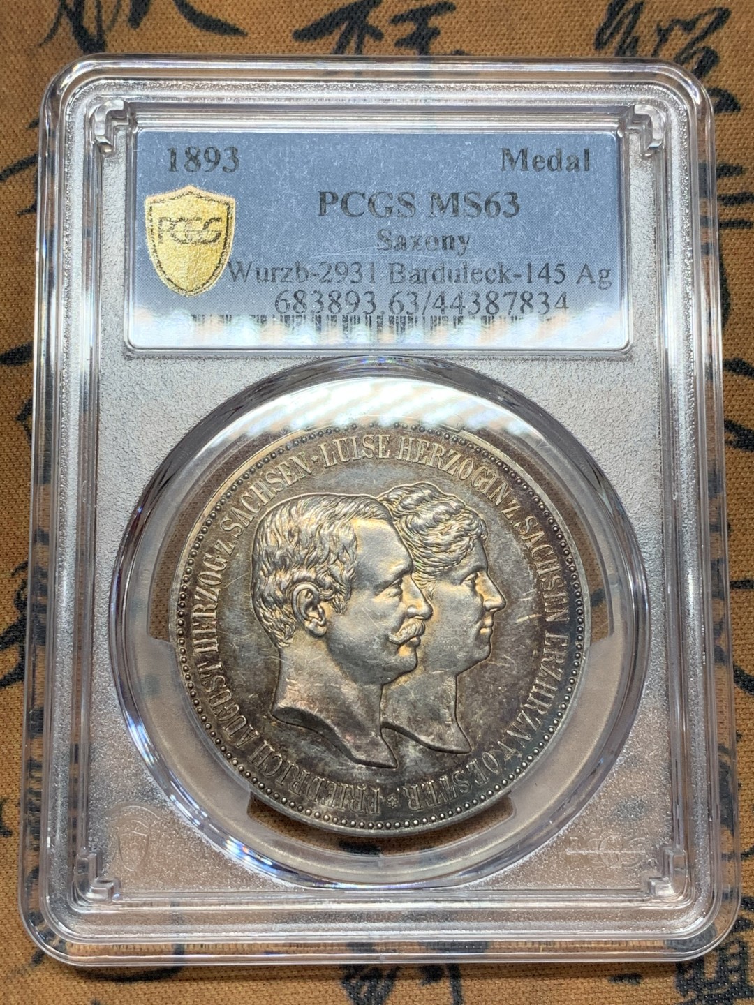 《竞宝斋》第109场-周日，周一 ，周四3场连拍（全场包邮） 唯一冠军分 PCGS MS63 德国萨克森末代国王弗雷德里希.奥古斯都三世和妻子托斯卡纳公主路易斯双人像，背面他们的孩子萨克森王储弗雷德里希.格奥尔格1893年1月15日出生纪念