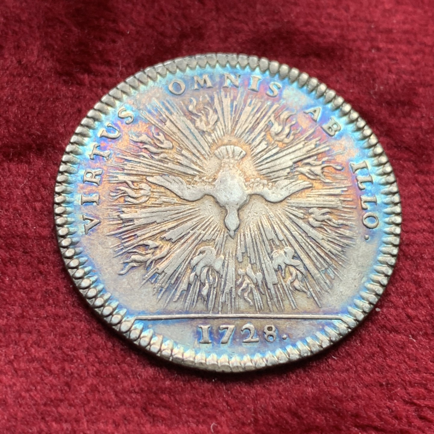 《竞宝斋》第109场-周日，周一 ，周四3场连拍（全场包邮） 1728年法国路易十五圣灵银制代币  重量：7.04g  直径：28.5mm   Duvivier经典作品，并沿用至八角设计，包浆不错。