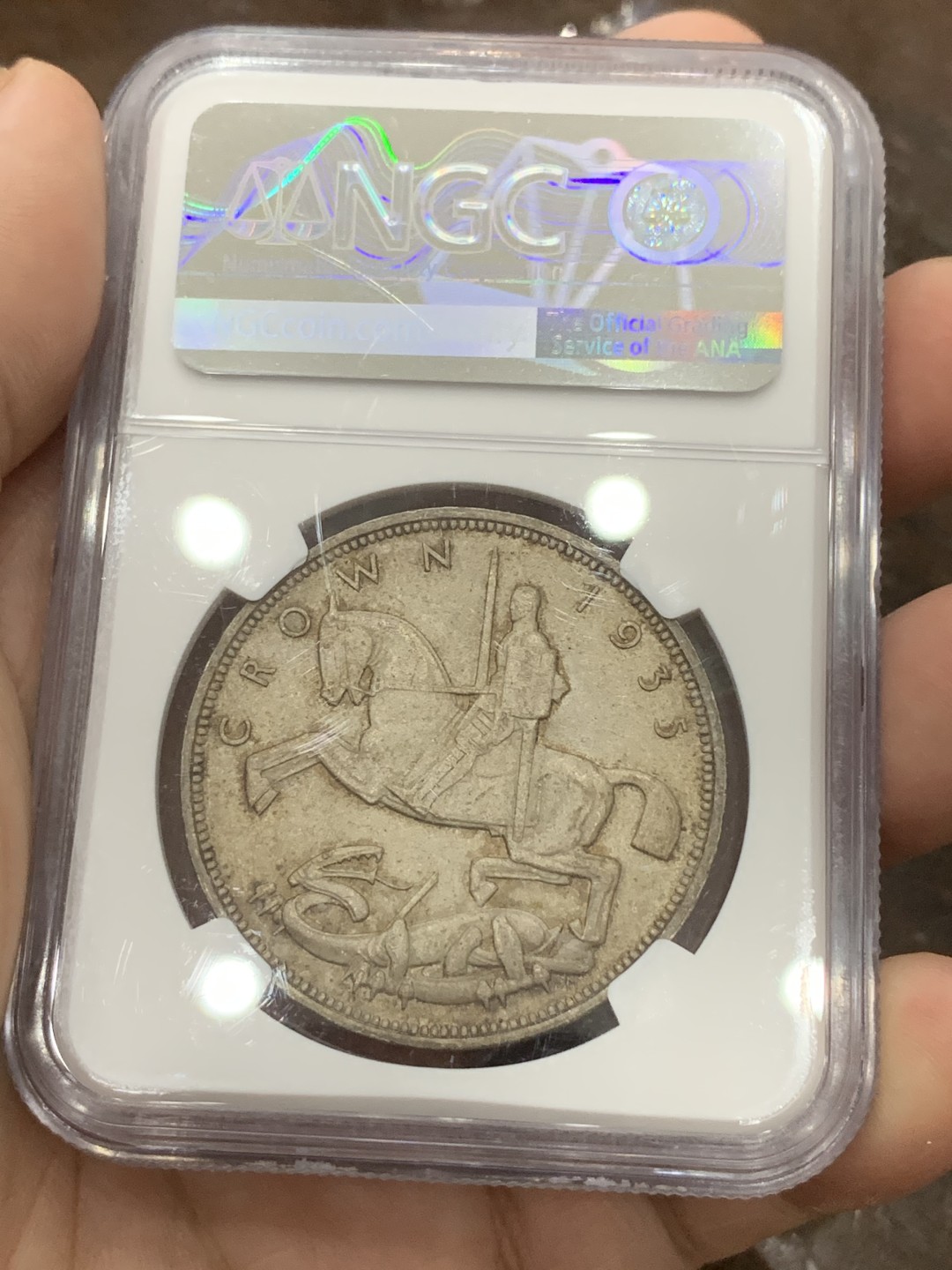 《竞宝斋》第109场-周日，周一 ，周四3场连拍（全场包邮） NGC-MS64 英国 1935年 1克朗 乔五木马剑银币 丝绸转光，原味无洗，国外价格显著上涨，英系必备品种