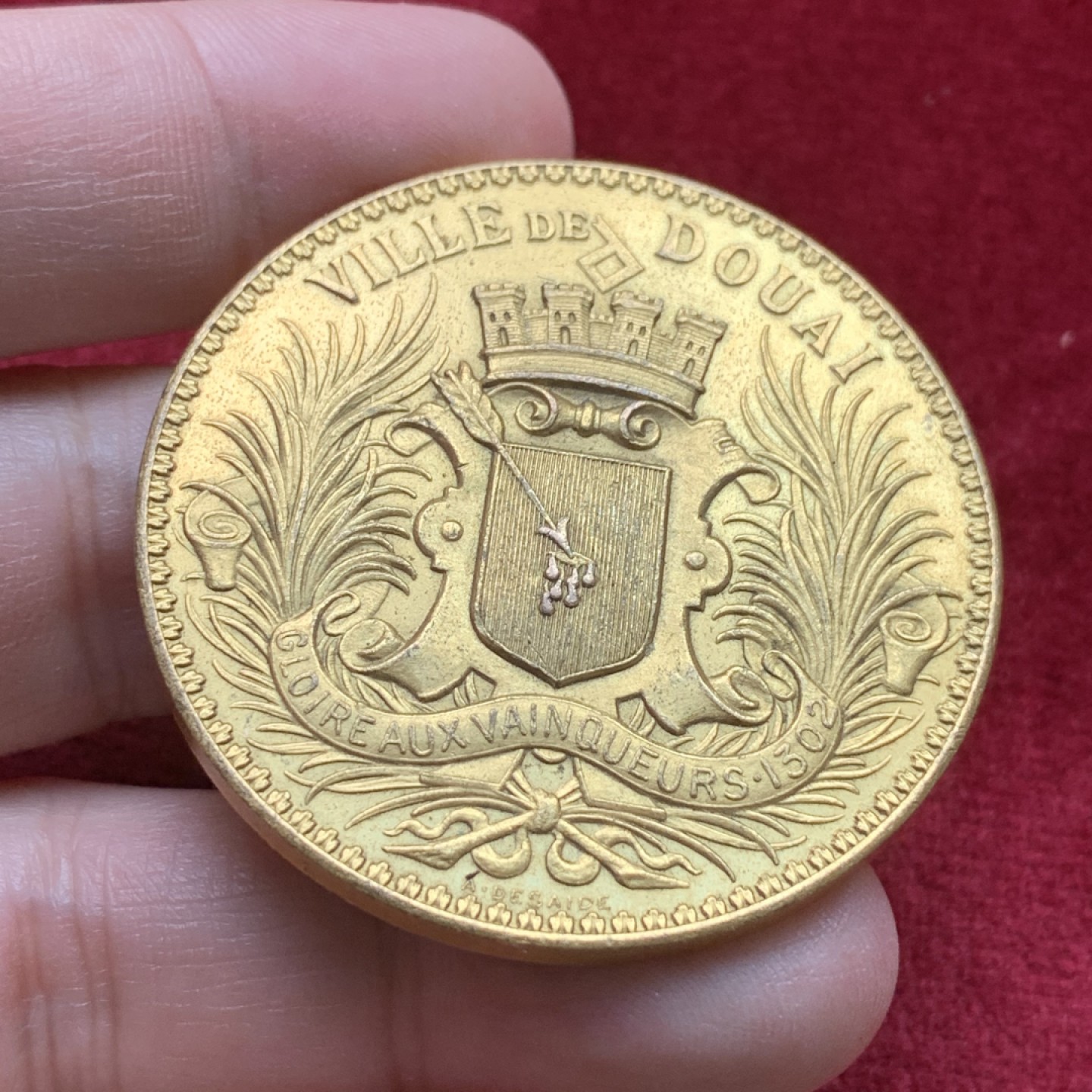 《竞宝斋》第109场-周日，周一 ，周四3场连拍（全场包邮） 法国19世纪铜章，杜埃城市徽章，正面胜利者的荣誉，镀金铜章A类，边铭丰饶角BR，重量41.15g，直径45mm