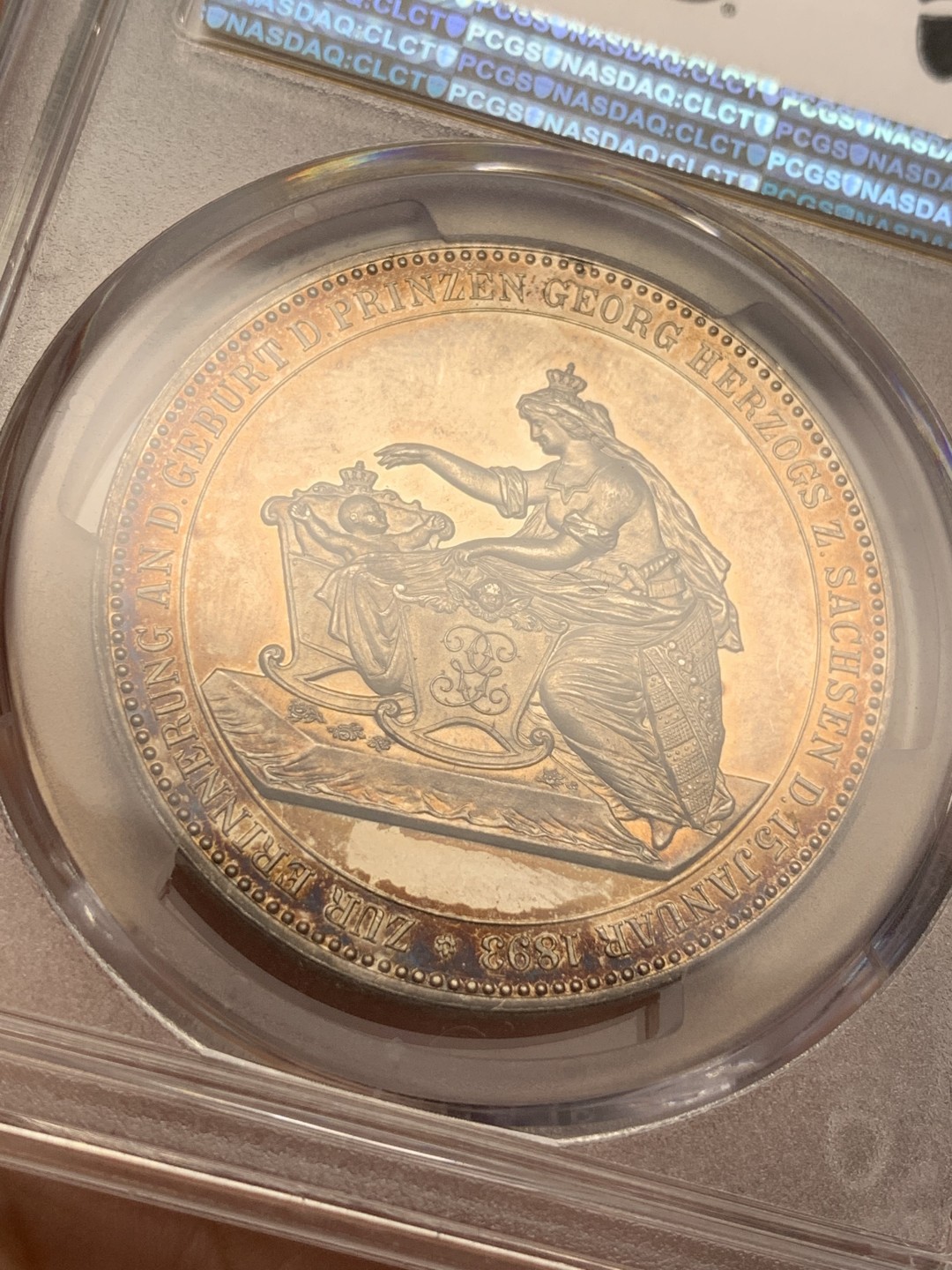 《竞宝斋》第109场-周日，周一 ，周四3场连拍（全场包邮） 唯一冠军分 PCGS MS63 德国萨克森末代国王弗雷德里希.奥古斯都三世和妻子托斯卡纳公主路易斯双人像，背面他们的孩子萨克森王储弗雷德里希.格奥尔格1893年1月15日出生纪念