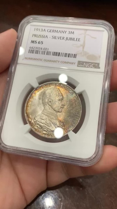 《竞宝斋》第109场-周日，周一 ，周四3场连拍（全场包邮） NGC-MS65 德国普鲁士 1913年 军装3马克 银币 超级无敌的五彩车轮包浆