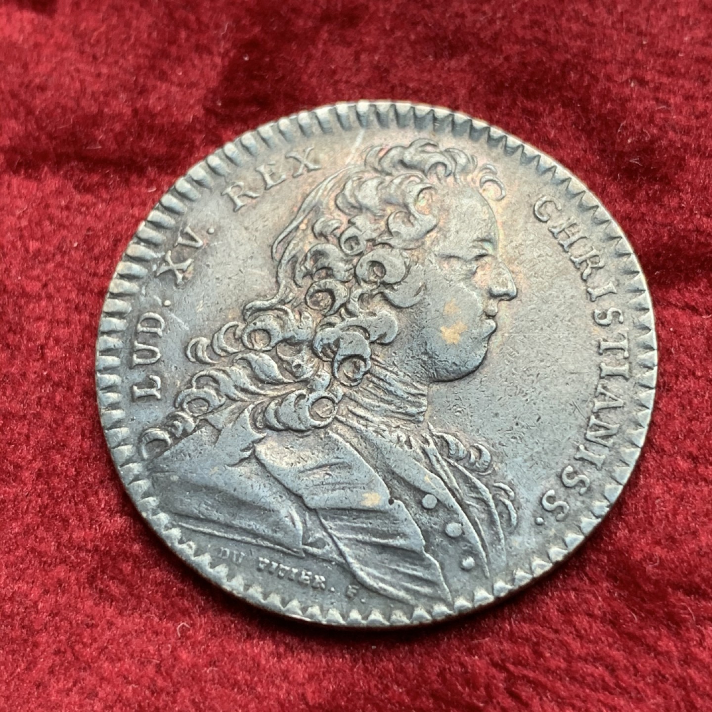 《竞宝斋》第109场-周日，周一 ，周四3场连拍（全场包邮） 1728年法国路易十五圣灵银制代币  重量：7.04g  直径：28.5mm   Duvivier经典作品，并沿用至八角设计，包浆不错。