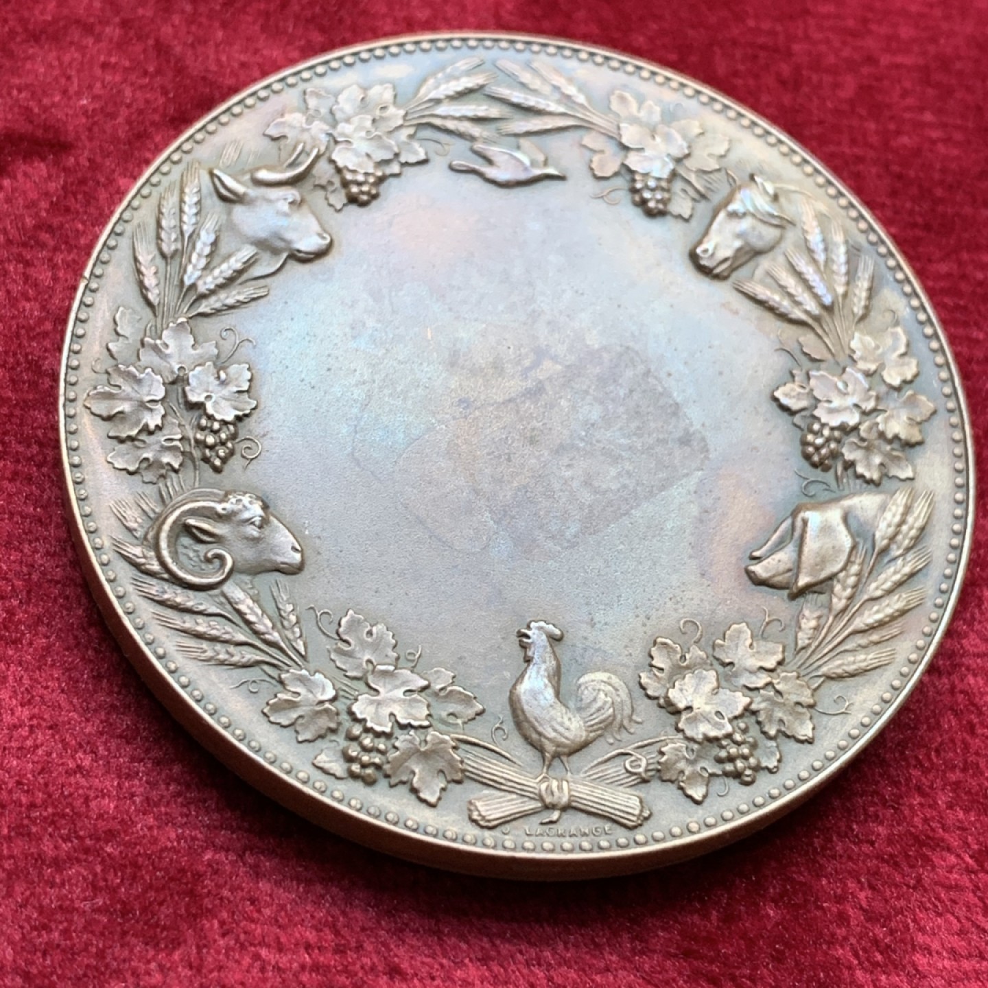 《竞宝斋》第109场-周日，周一 ，周四3场连拍（全场包邮） 法国19世纪铜章，农业主题，行走的人，背畜牧花环，包浆均匀厚重，边铭BR，重量59.53g，直径50mm