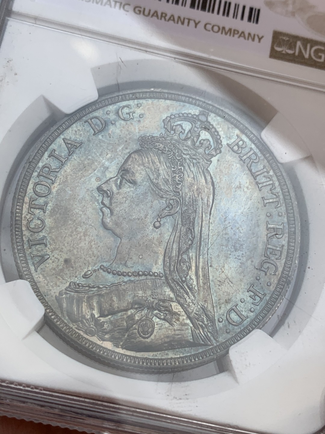 《竞宝斋》第109场-周日，周一 ，周四3场连拍（全场包邮） NGC MS63 英国 1887年 维多利亚 高冠版 马剑克朗大银币 刀锋未磨损 细节极好 金绿色包浆 实为难得