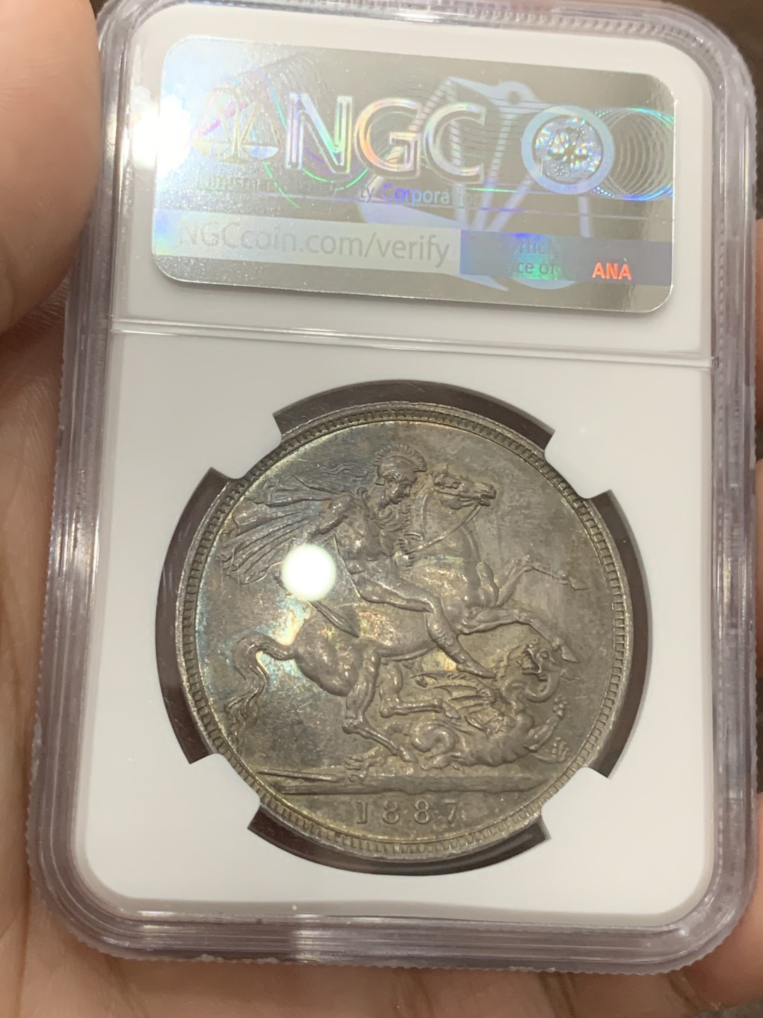 《竞宝斋》第109场-周日，周一 ，周四3场连拍（全场包邮） NGC MS63 英国 1887年 维多利亚 高冠版 马剑克朗大银币 刀锋未磨损 细节极好 金绿色包浆 实为难得