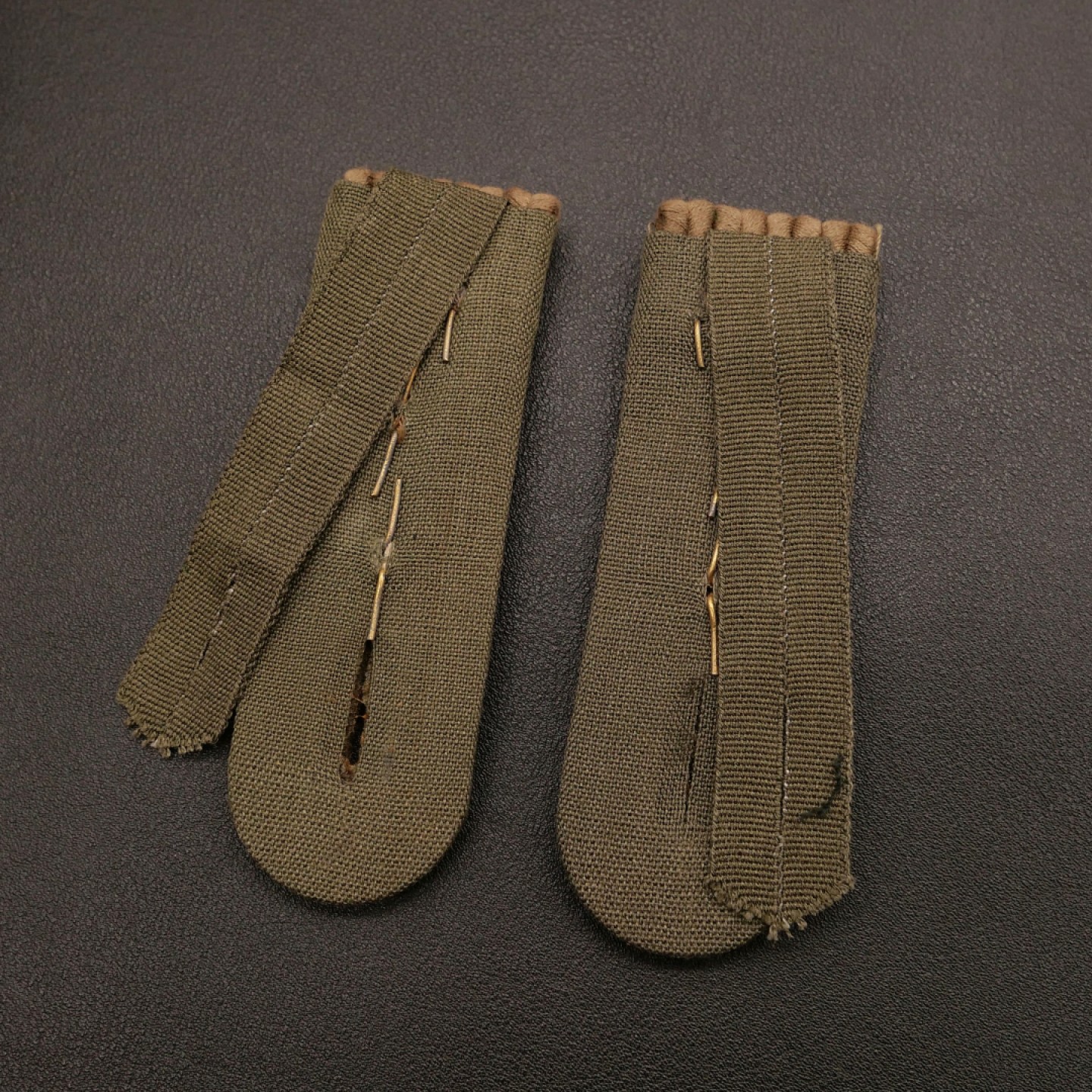 勋章奖章交易所10月29日群拍 东德肩章一组