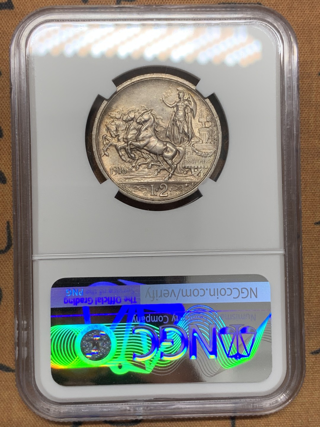 《竞宝斋》第109场-周日，周一 ，周四3场连拍（全场包邮） NGC-MS62 意大利 1916年 2里拉 马车银币 状态不错