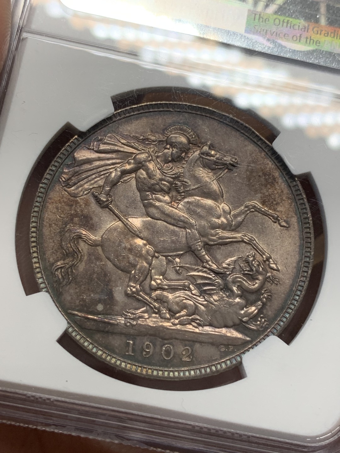 《竞宝斋》第109场-周日，周一 ，周四3场连拍（全场包邮） NGC-UNCD  英国 1902年爱德华七世一克朗马剑银币 五彩包浆醇厚 状态好