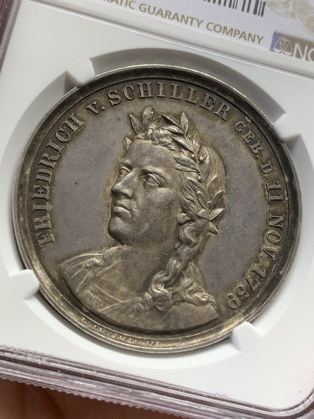 《竞宝斋》第109场-周日，周一 ，周四3场连拍（全场包邮） NGC MS63德国1859年伟大诗人弗里德里希·冯·席勒诞辰100周年纪念大银章 背面为席勒诗歌《死亡格洛克》场景和汉堡盾徽41MM 30G